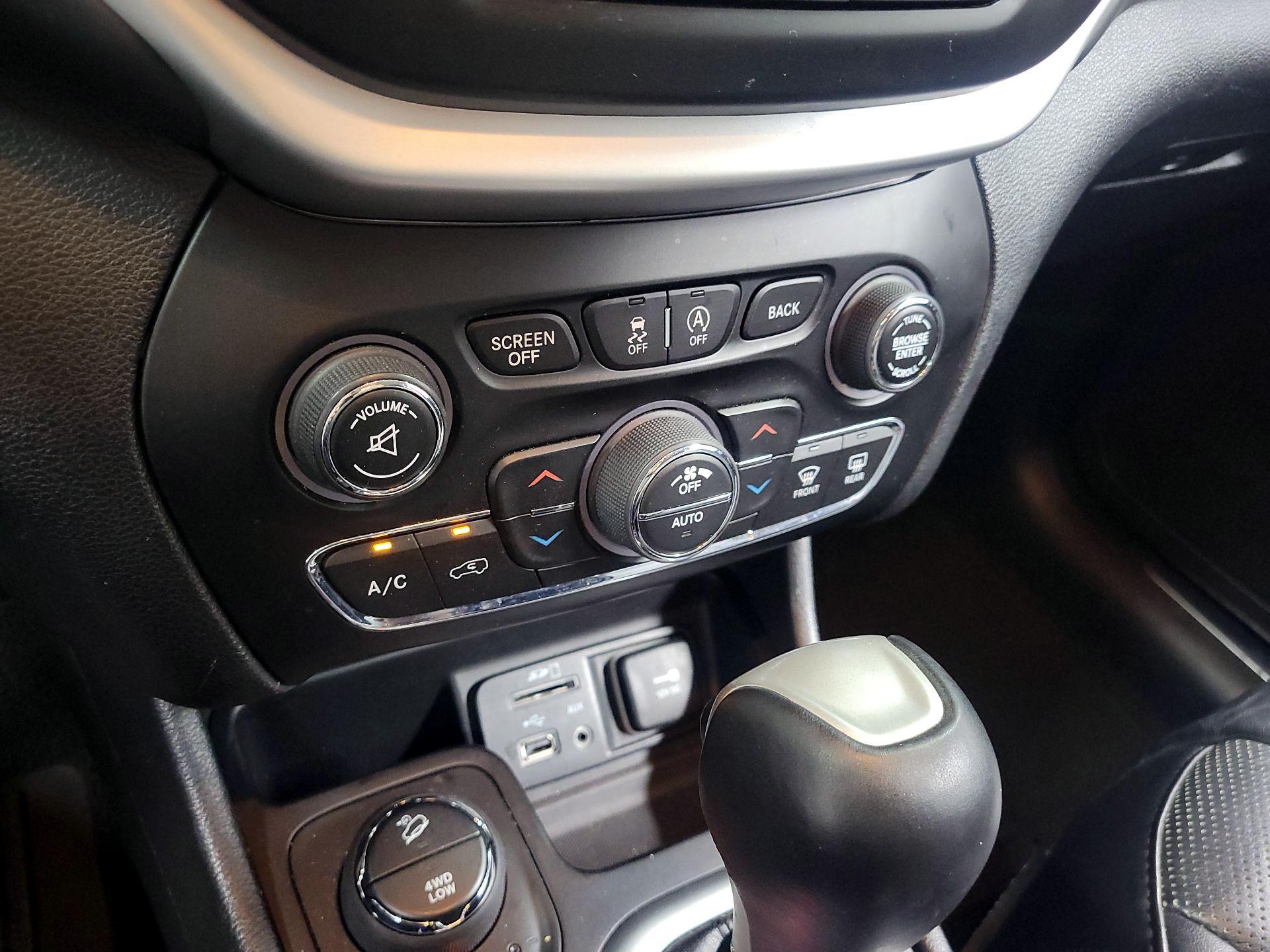 Thumbnail: 2018 Jeep Cherokee - 15