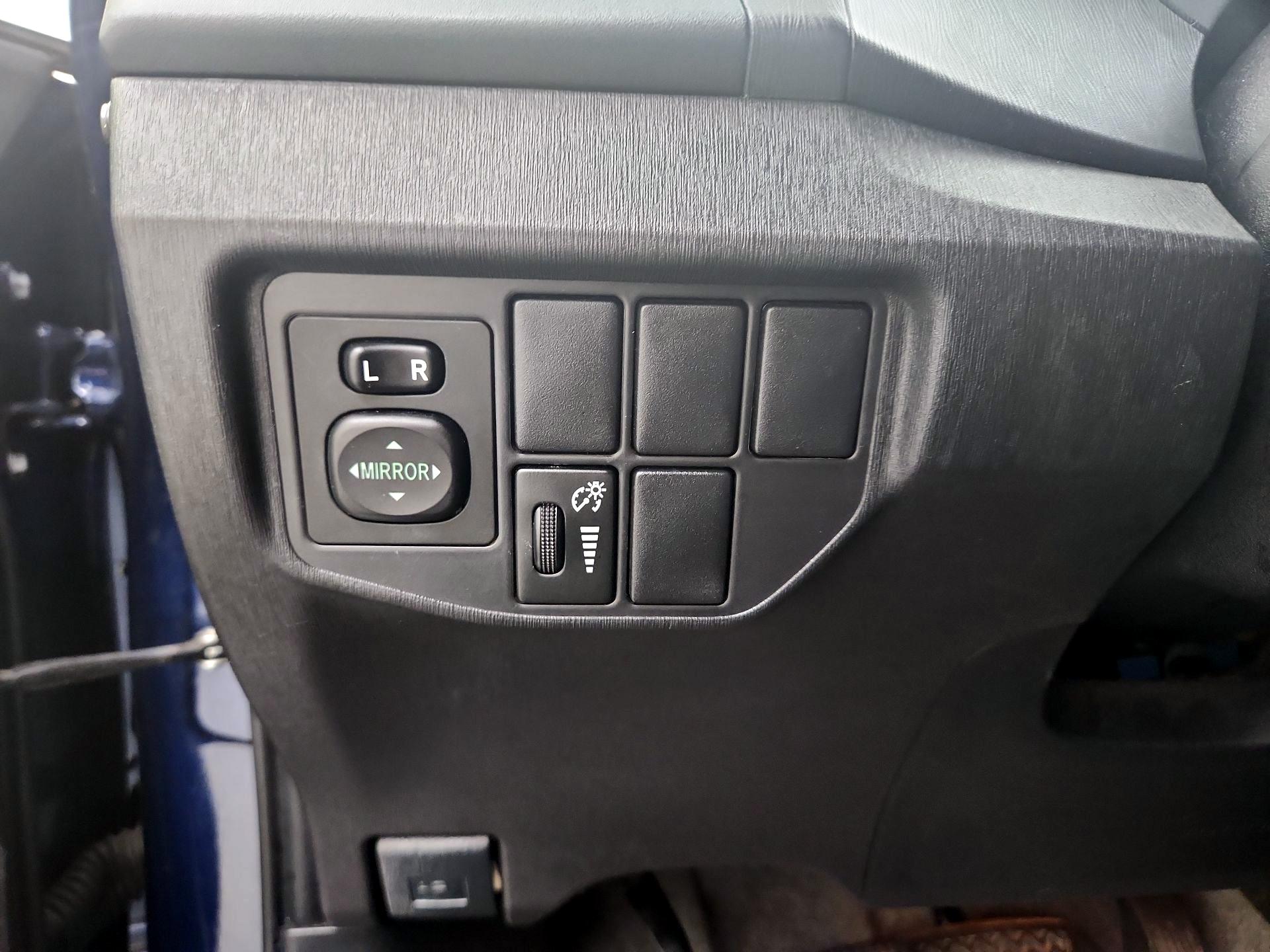 Thumbnail: 2015 Toyota Prius - 13