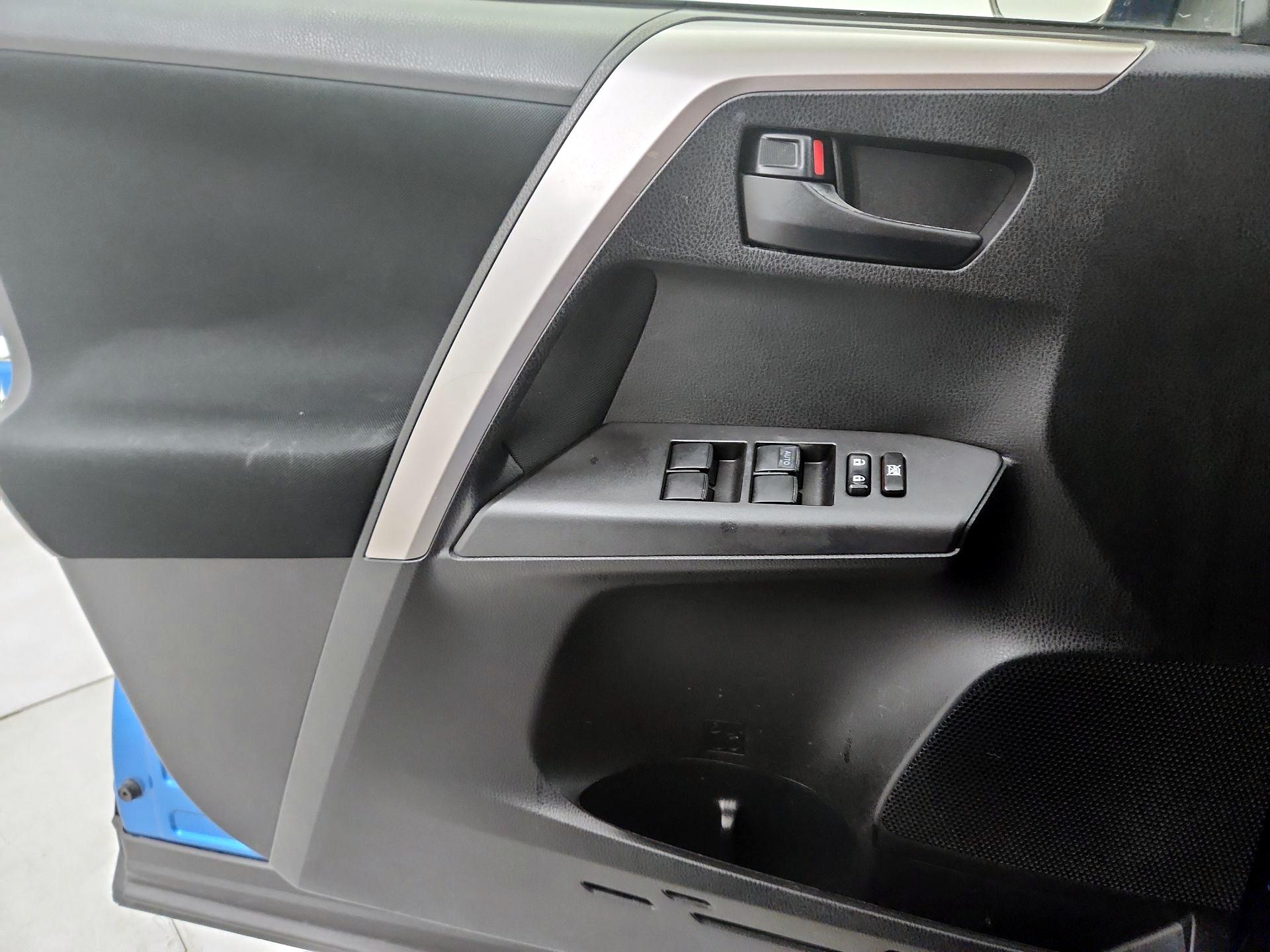Thumbnail: 2018 Toyota RAV4 - 12