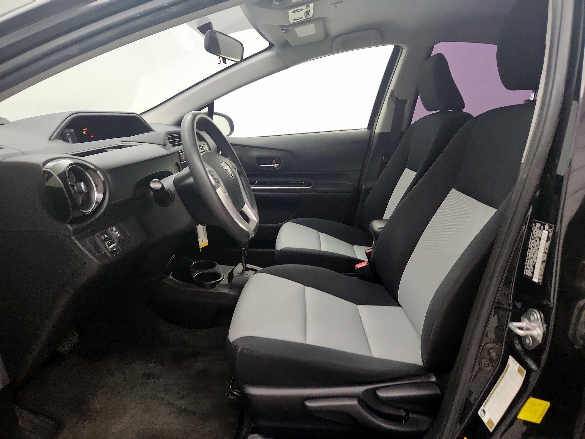 Thumbnail: 2016 Toyota Prius c - 11