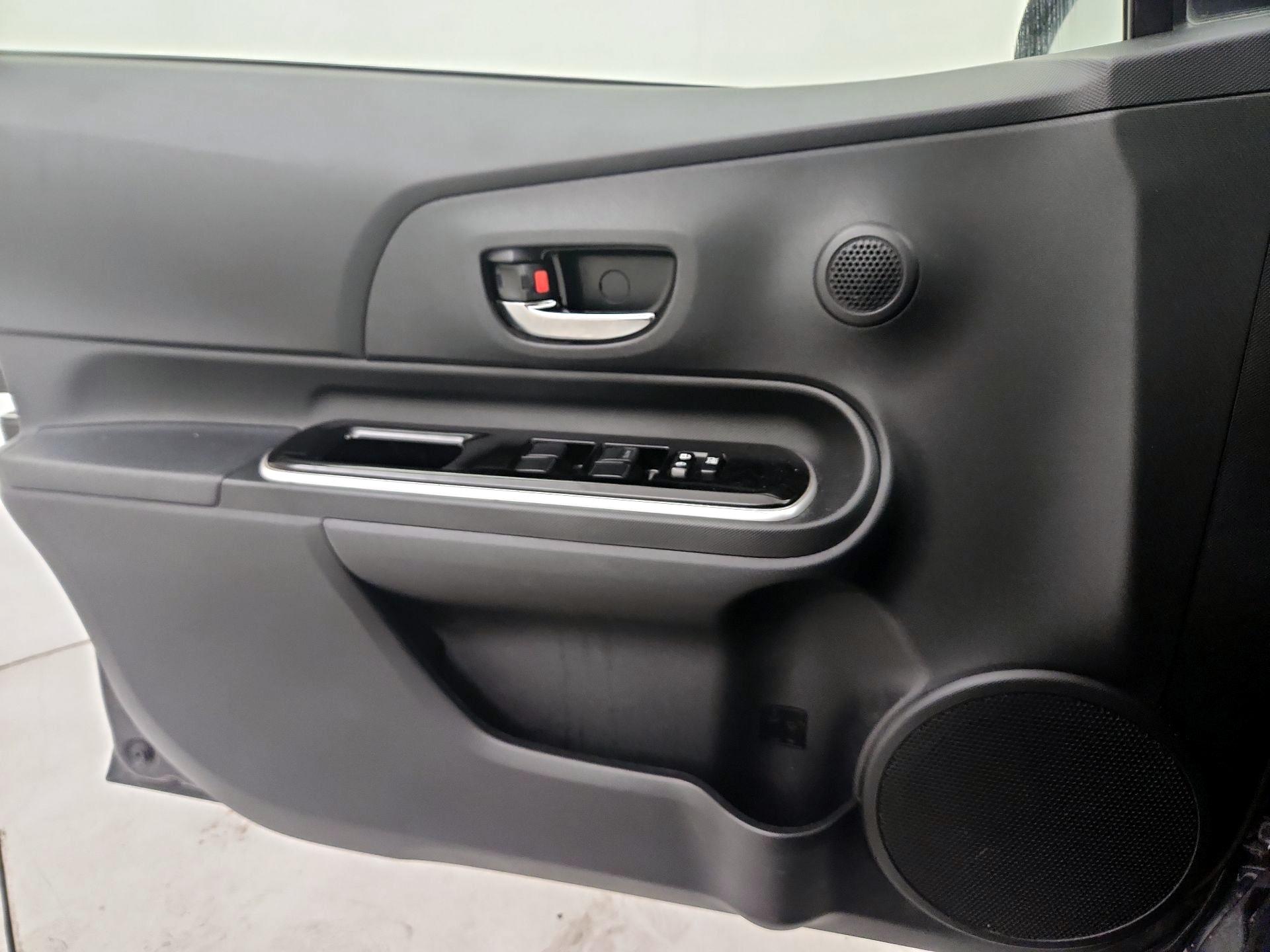 Thumbnail: 2016 Toyota Prius c - 12