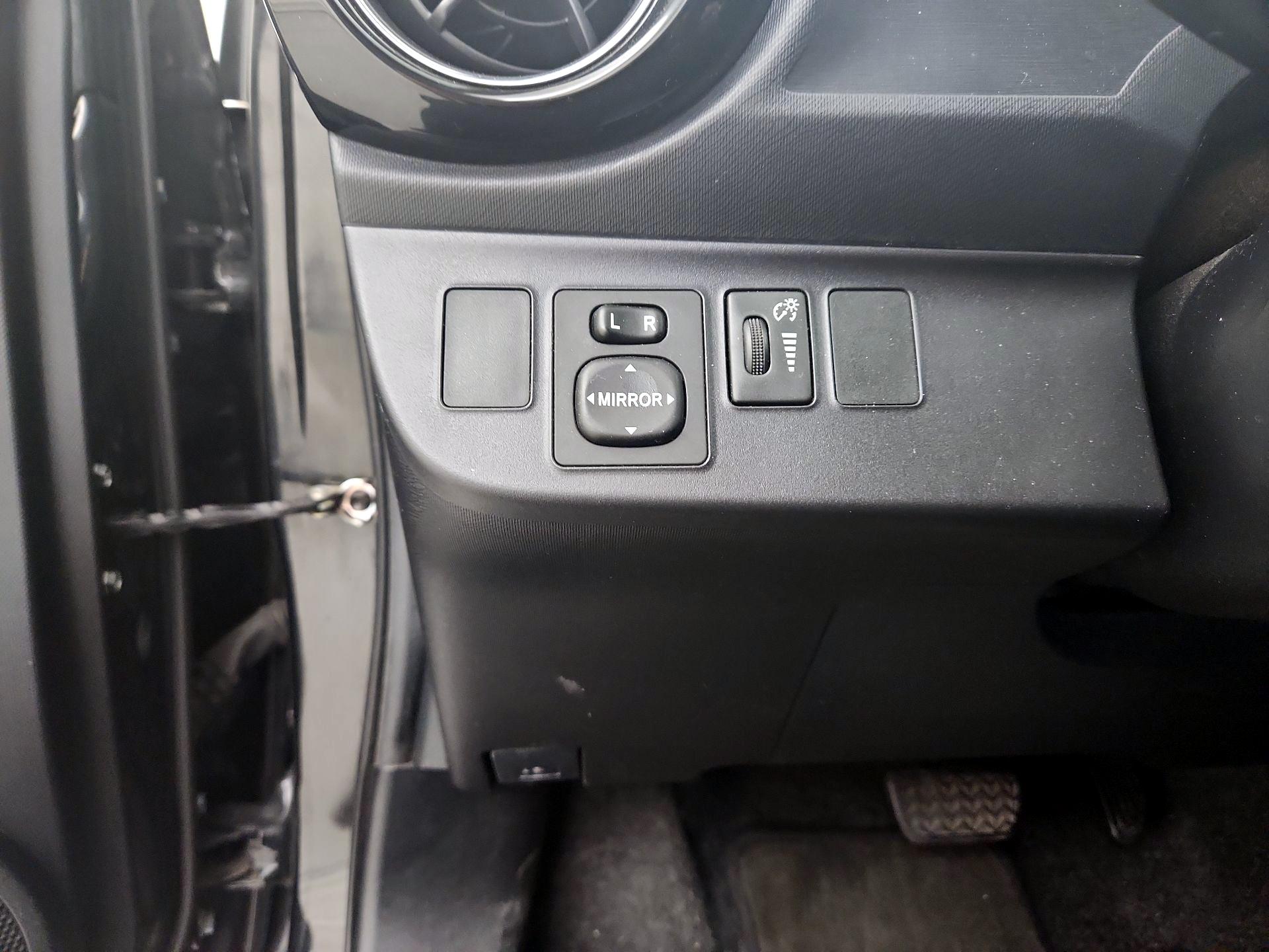 Thumbnail: 2016 Toyota Prius c - 13