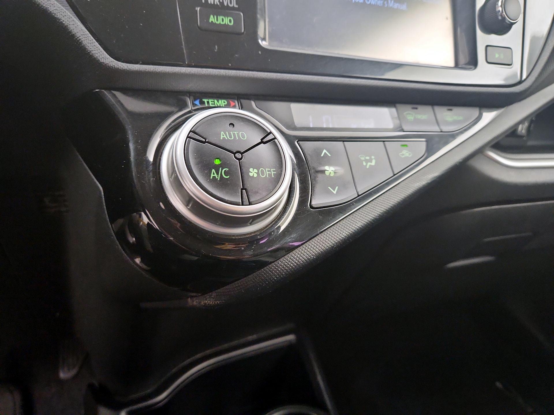 Thumbnail: 2016 Toyota Prius c - 15