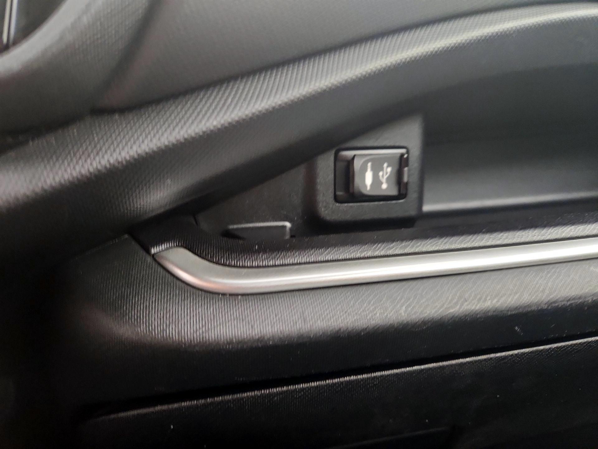 Thumbnail: 2016 Toyota Prius c - 17