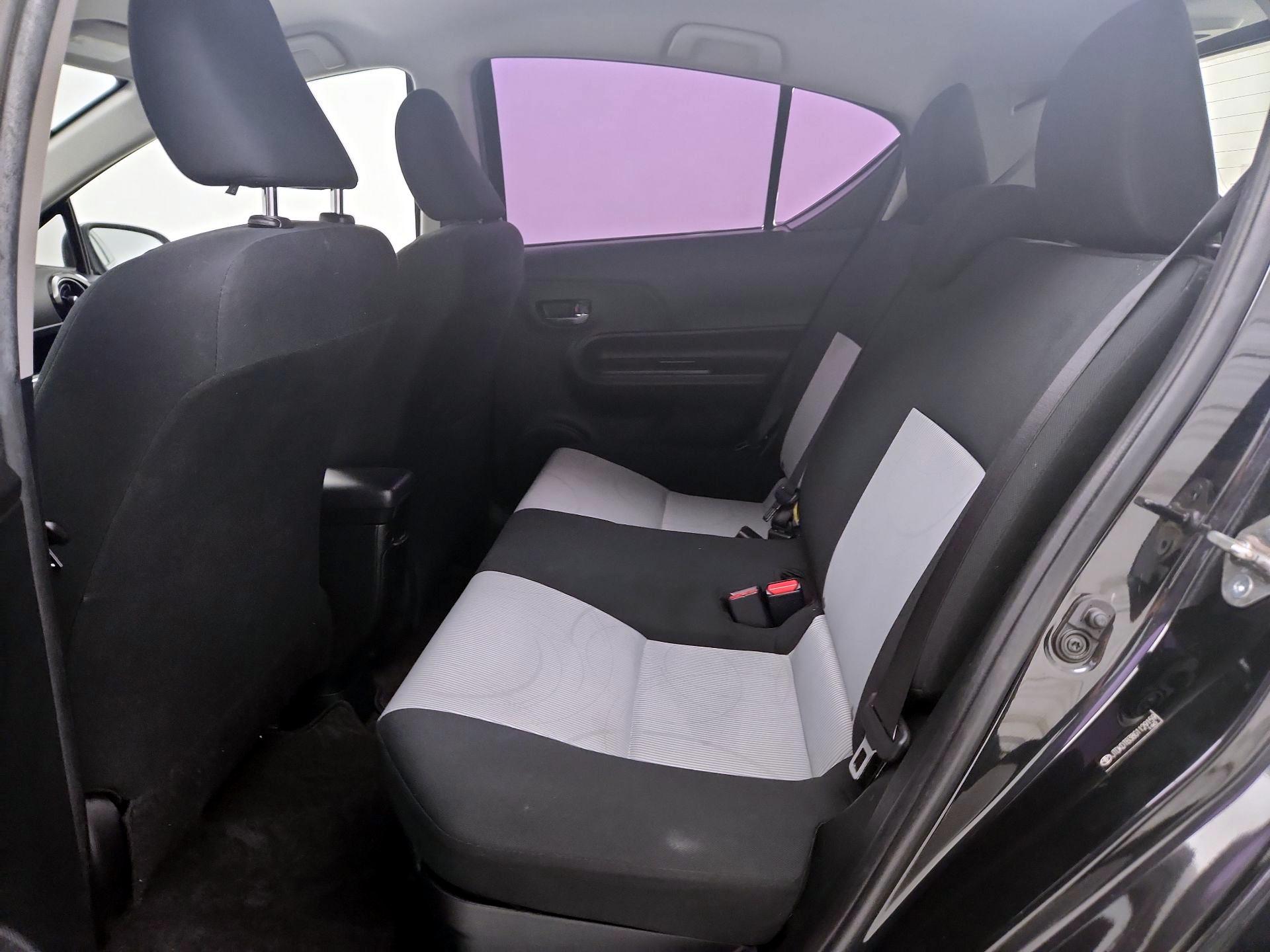 Thumbnail: 2016 Toyota Prius c - 18