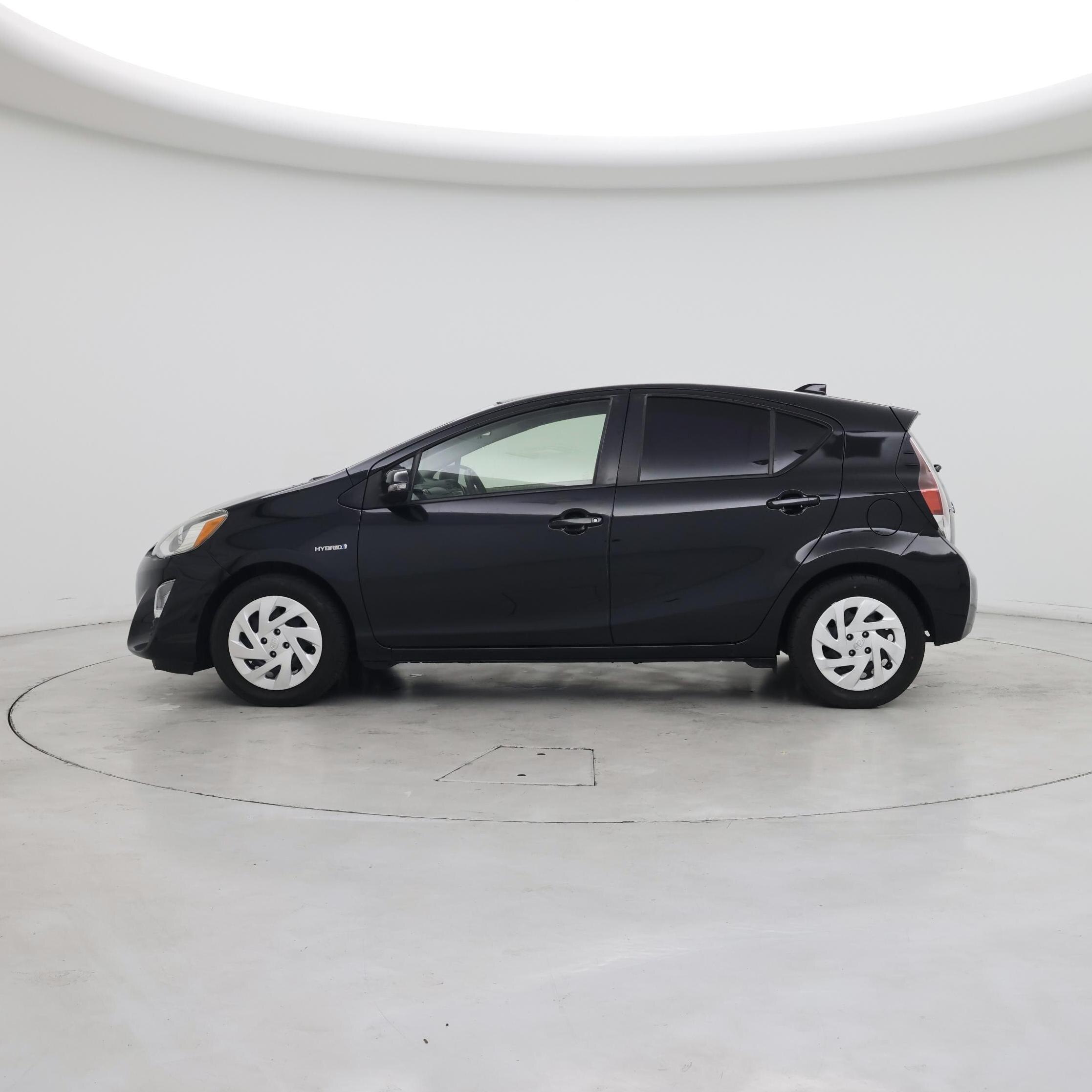 Thumbnail: 2016 Toyota Prius c - 3
