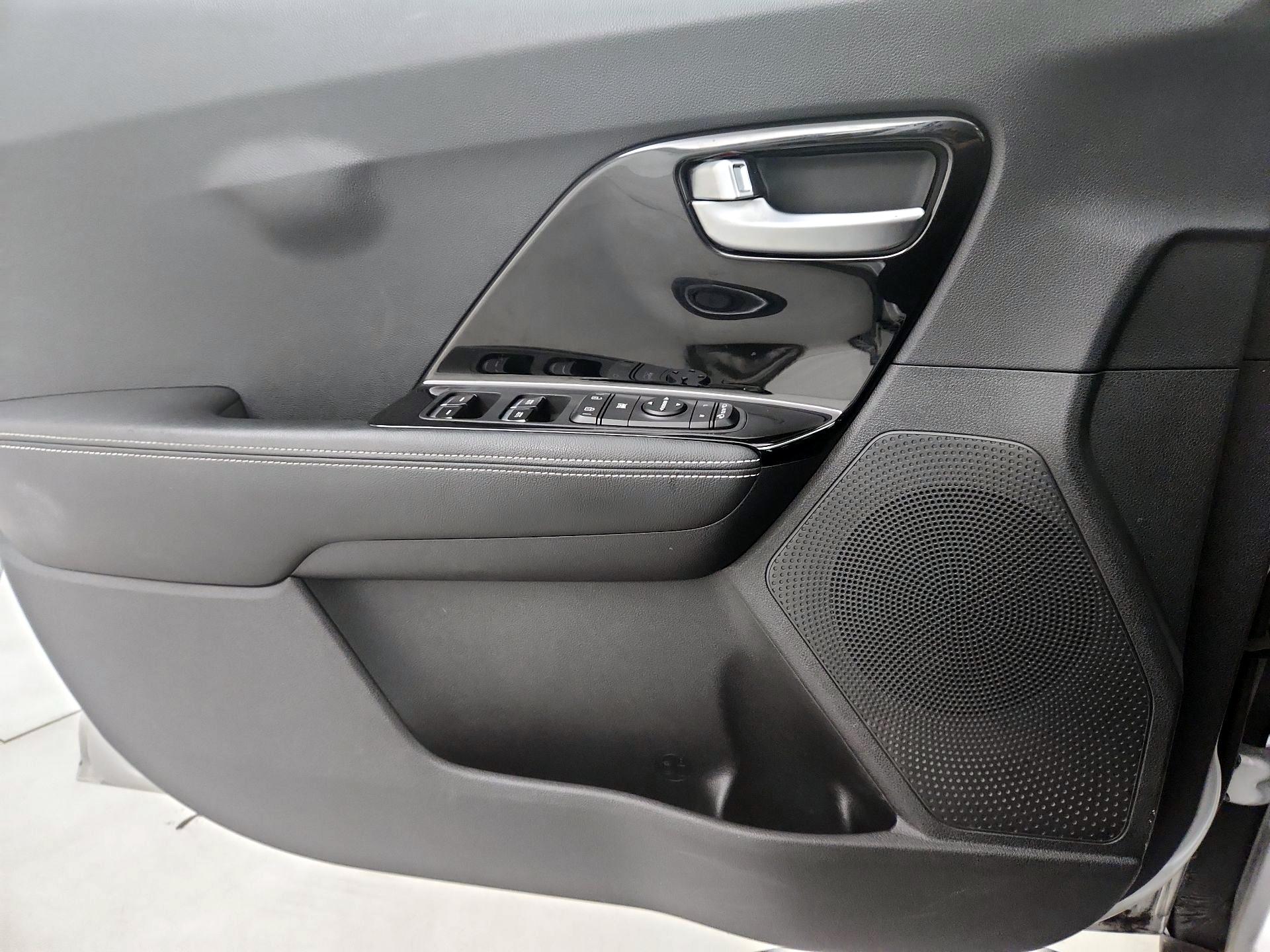 Thumbnail: 2020 Kia Niro - 12