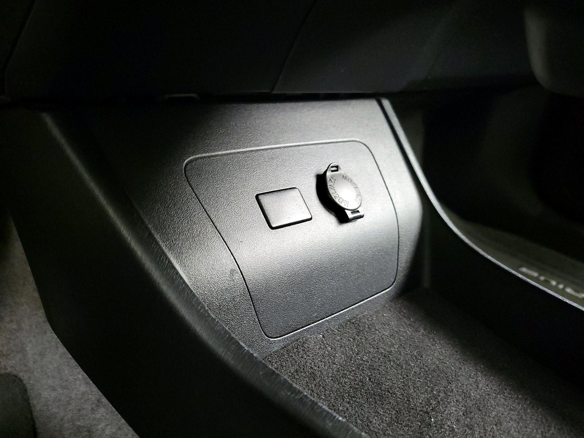 Thumbnail: 2015 Toyota Prius - 18