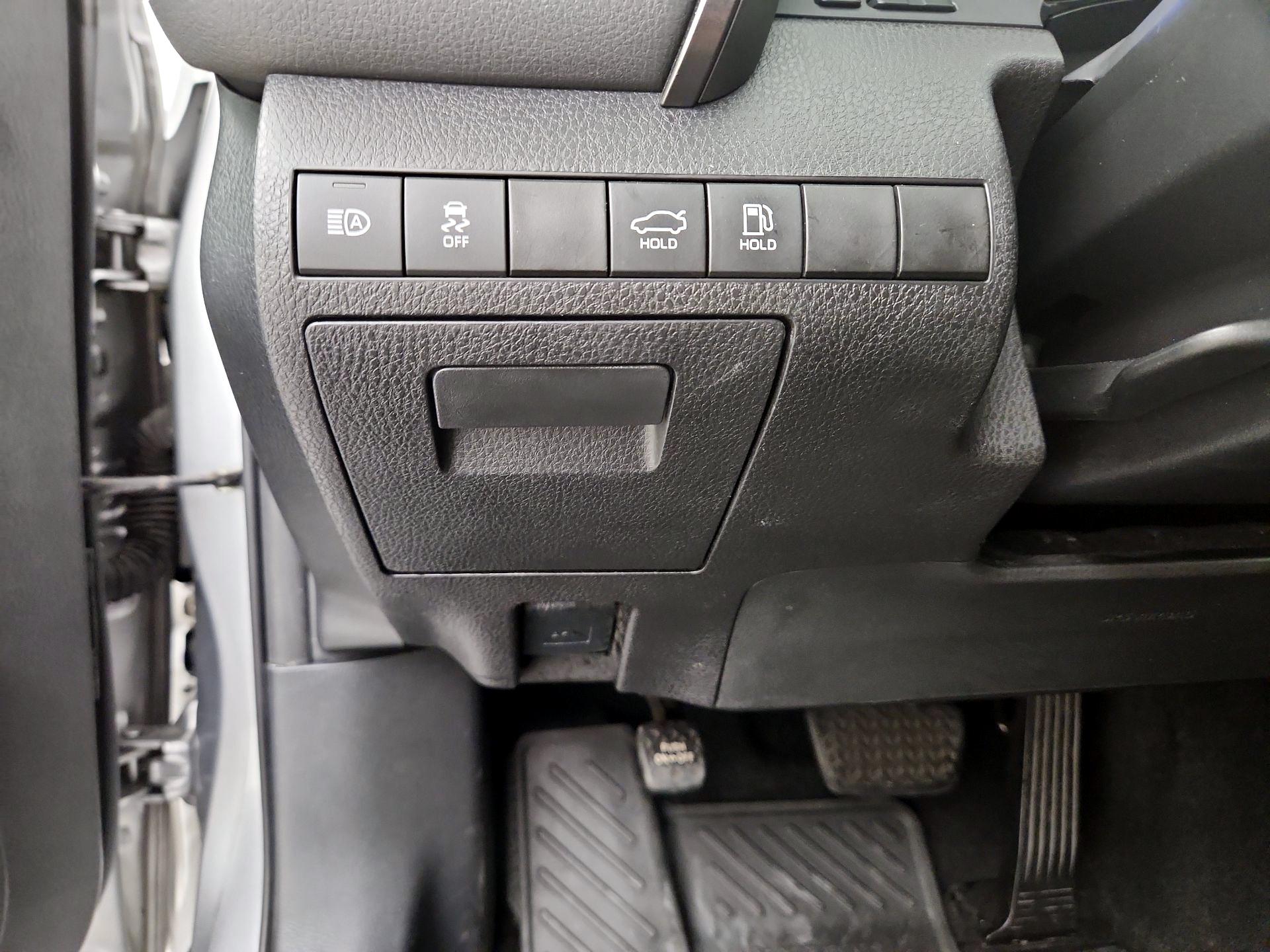 Thumbnail: 2019 Toyota Camry - 13