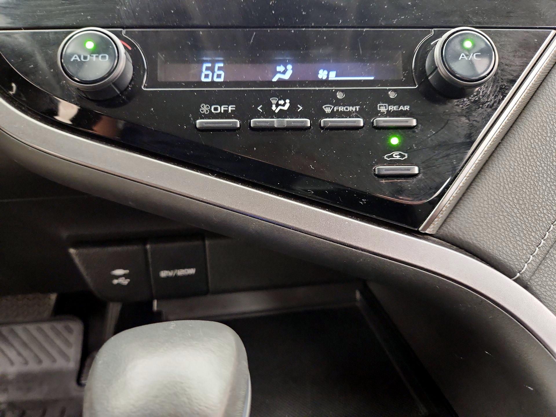 Thumbnail: 2019 Toyota Camry - 16