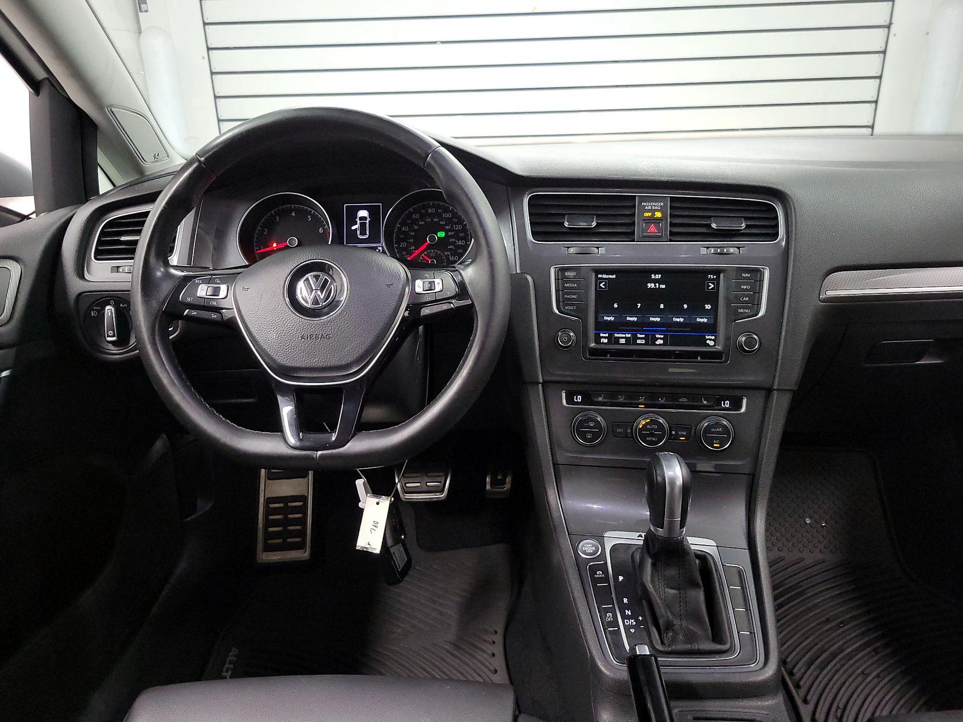 Thumbnail: 2017 Volkswagen Golf - 9