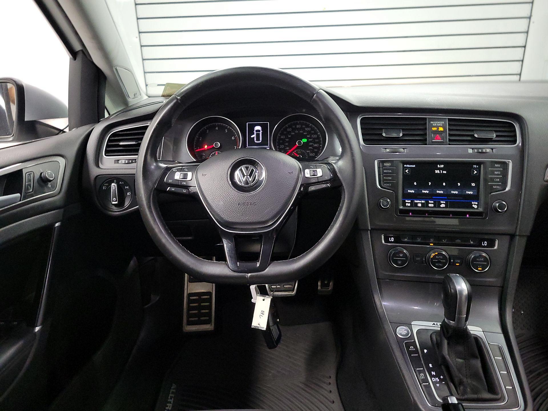 Thumbnail: 2017 Volkswagen Golf - 10