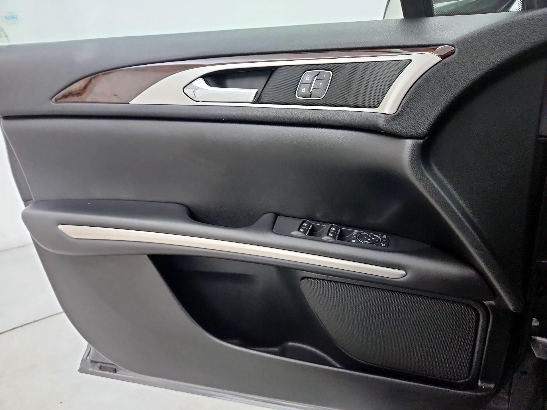 Thumbnail: 2015 Lincoln MKZ - 12