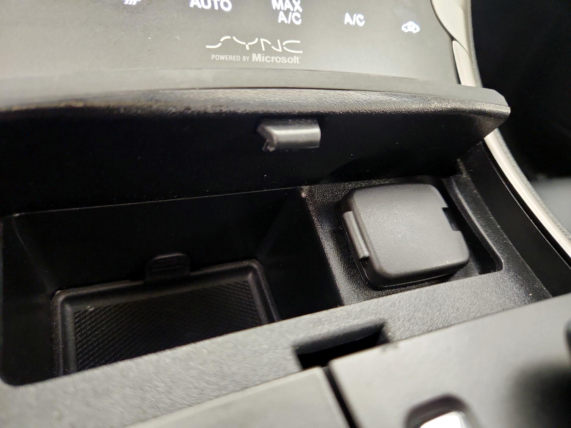 Thumbnail: 2015 Lincoln MKZ - 18