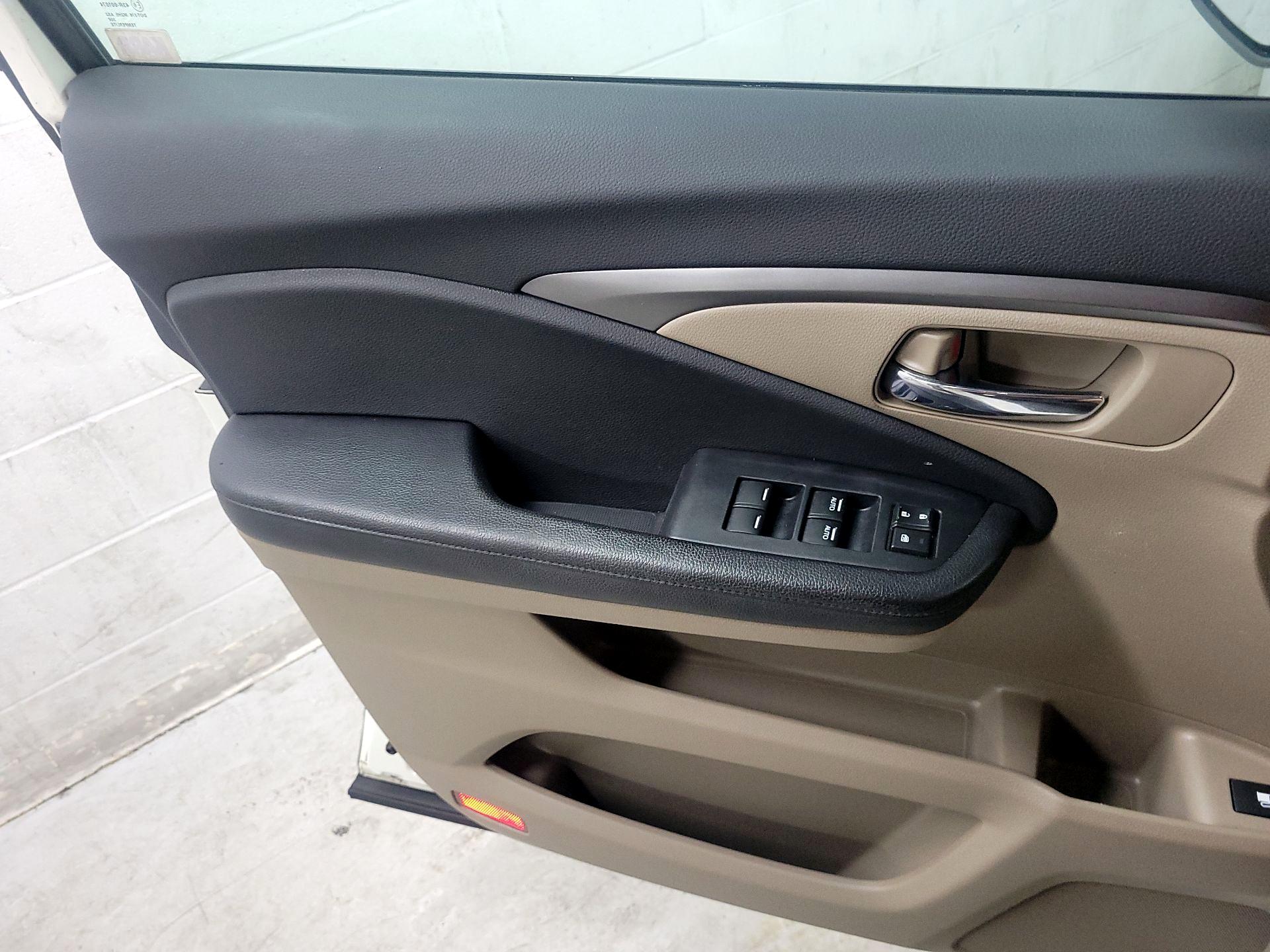 Thumbnail: 2016 Honda Pilot - 12