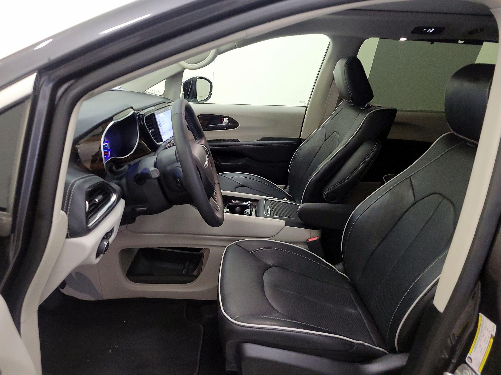 Thumbnail: 2023 Chrysler Pacifica - 11