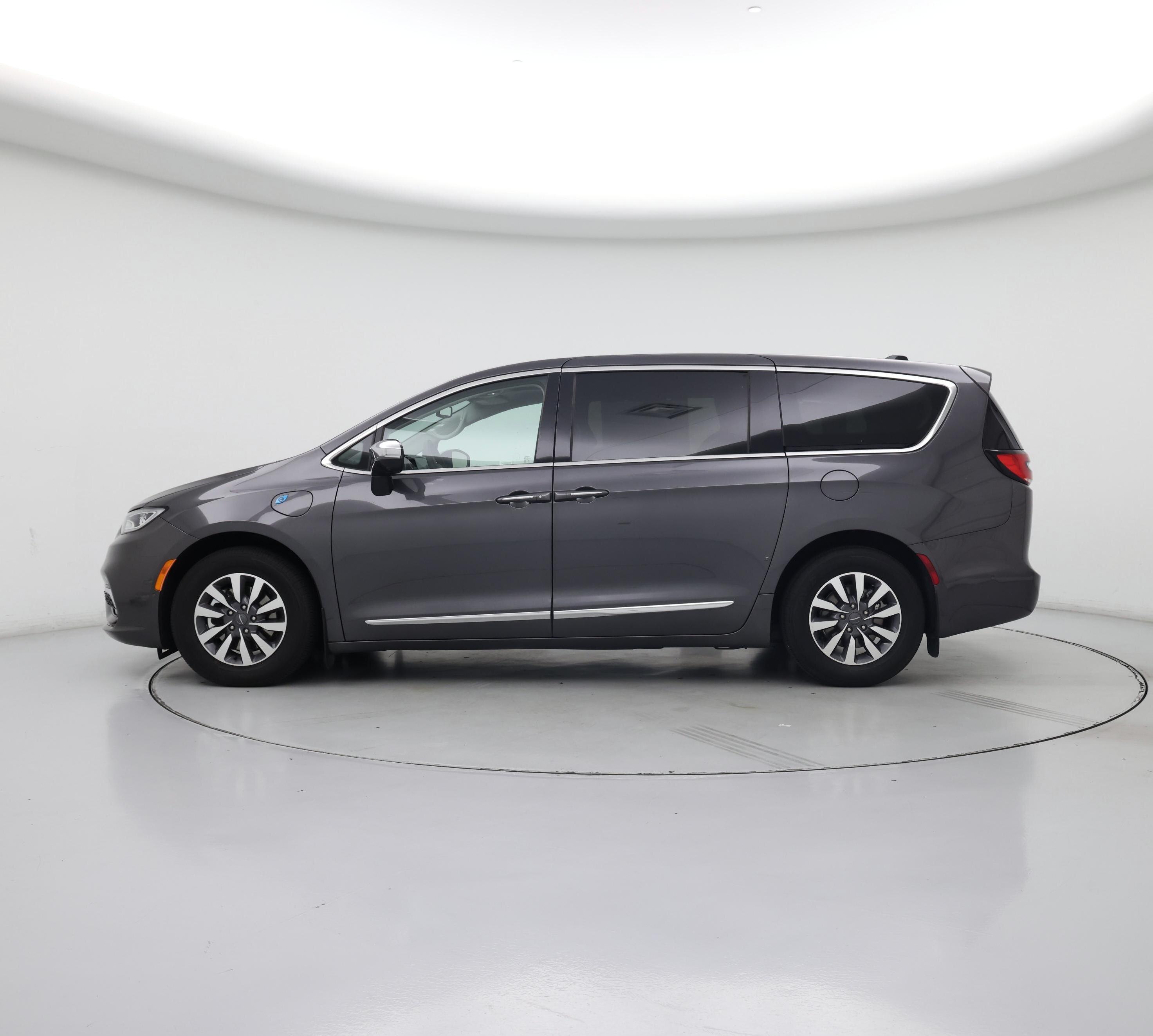 Thumbnail: 2023 Chrysler Pacifica - 3