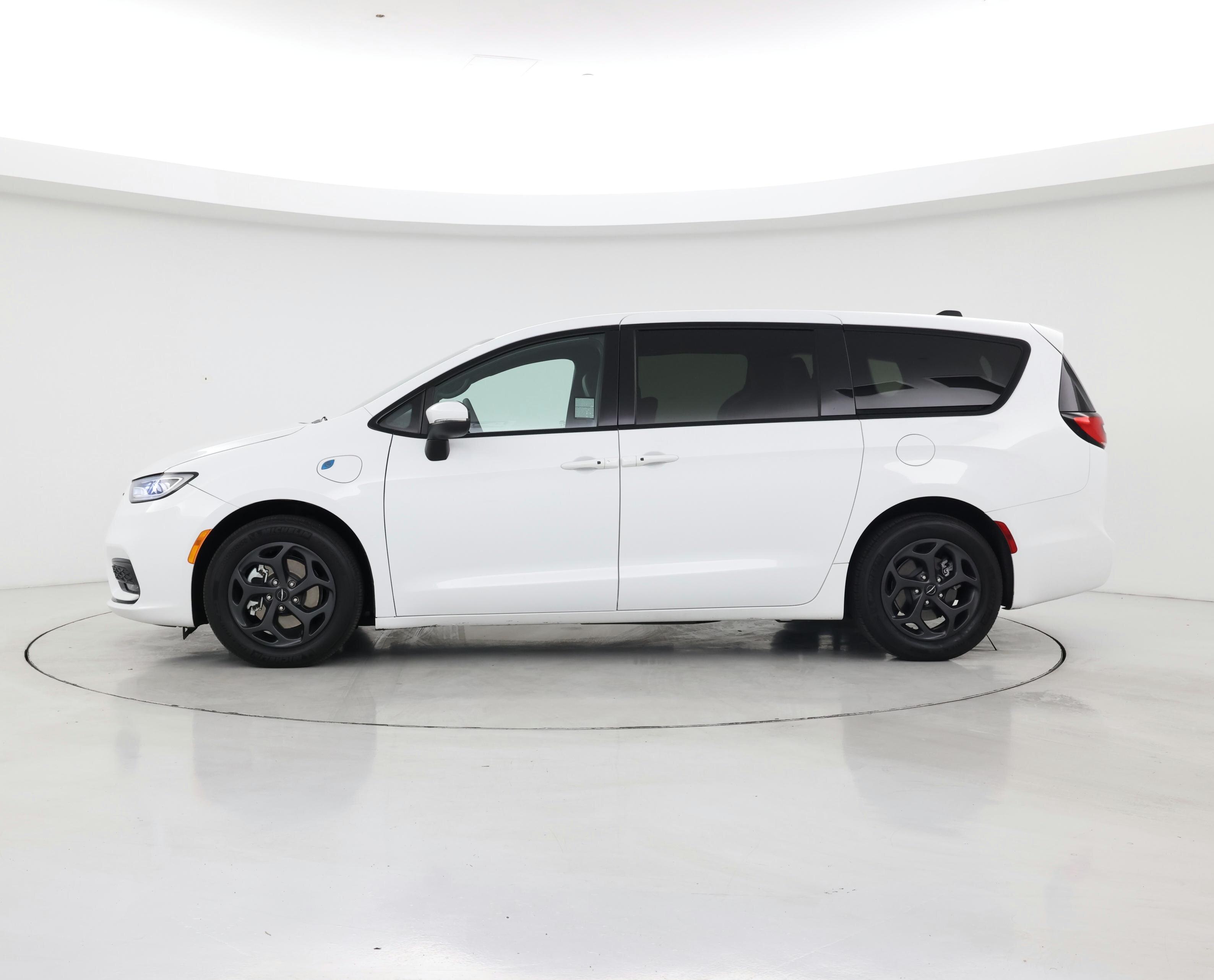 Thumbnail: 2023 Chrysler Pacifica - 3