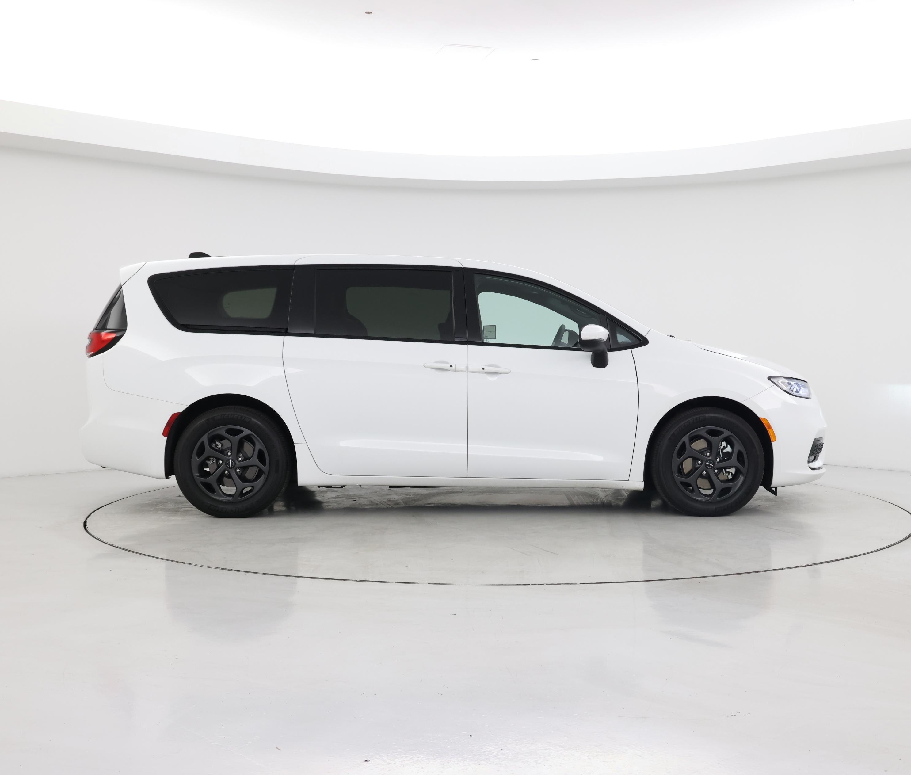 Thumbnail: 2023 Chrysler Pacifica - 7