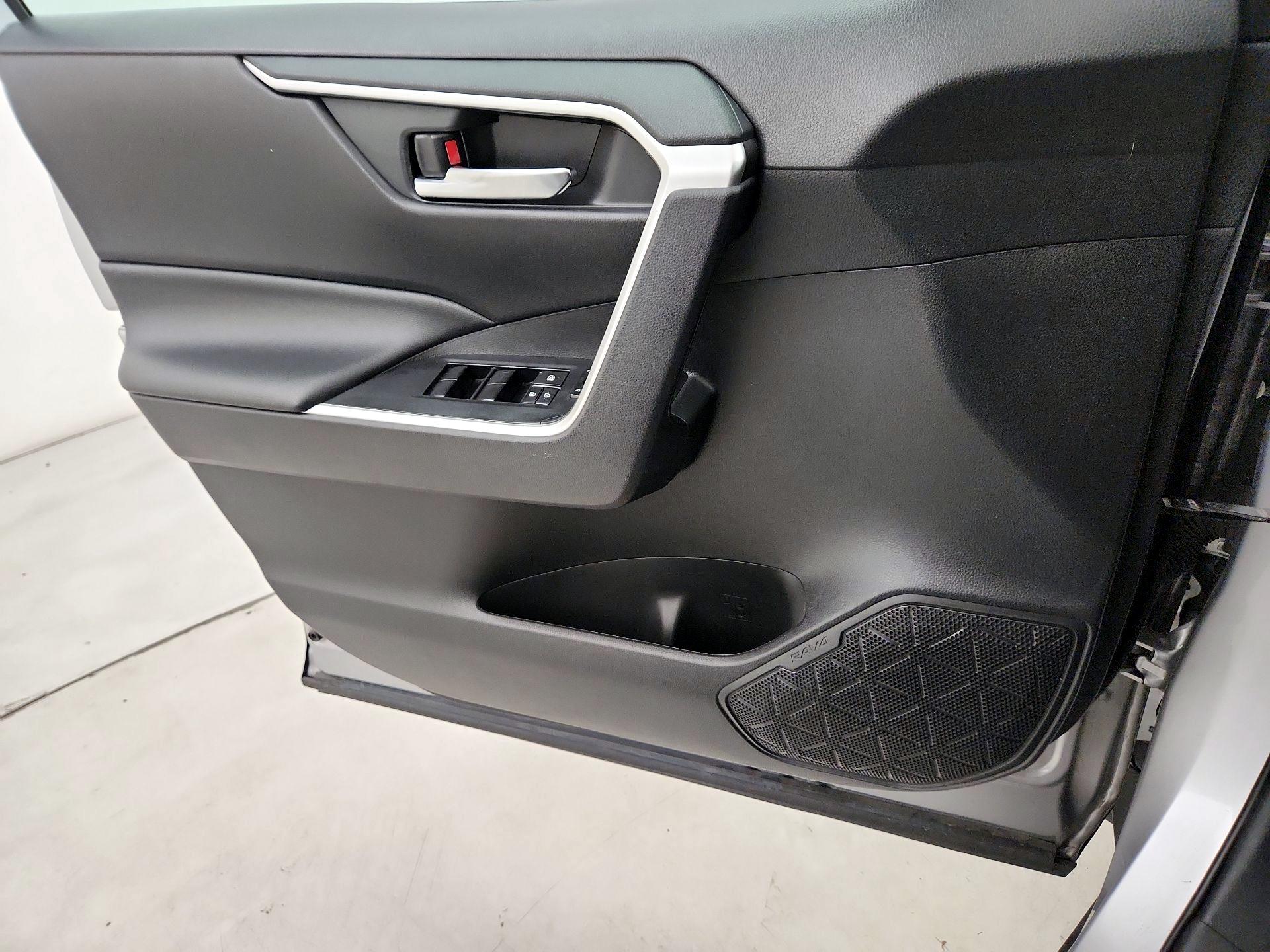 Thumbnail: 2020 Toyota RAV4 - 12