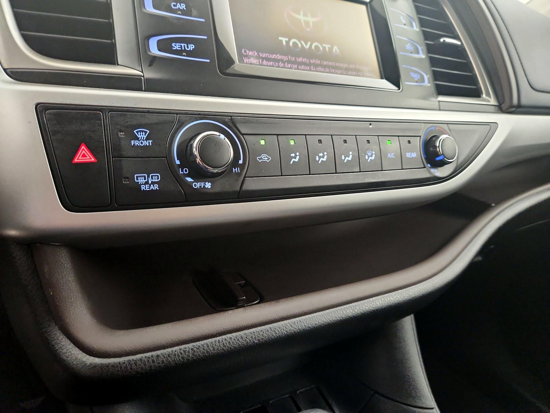 Thumbnail: 2014 Toyota Highlander - 16