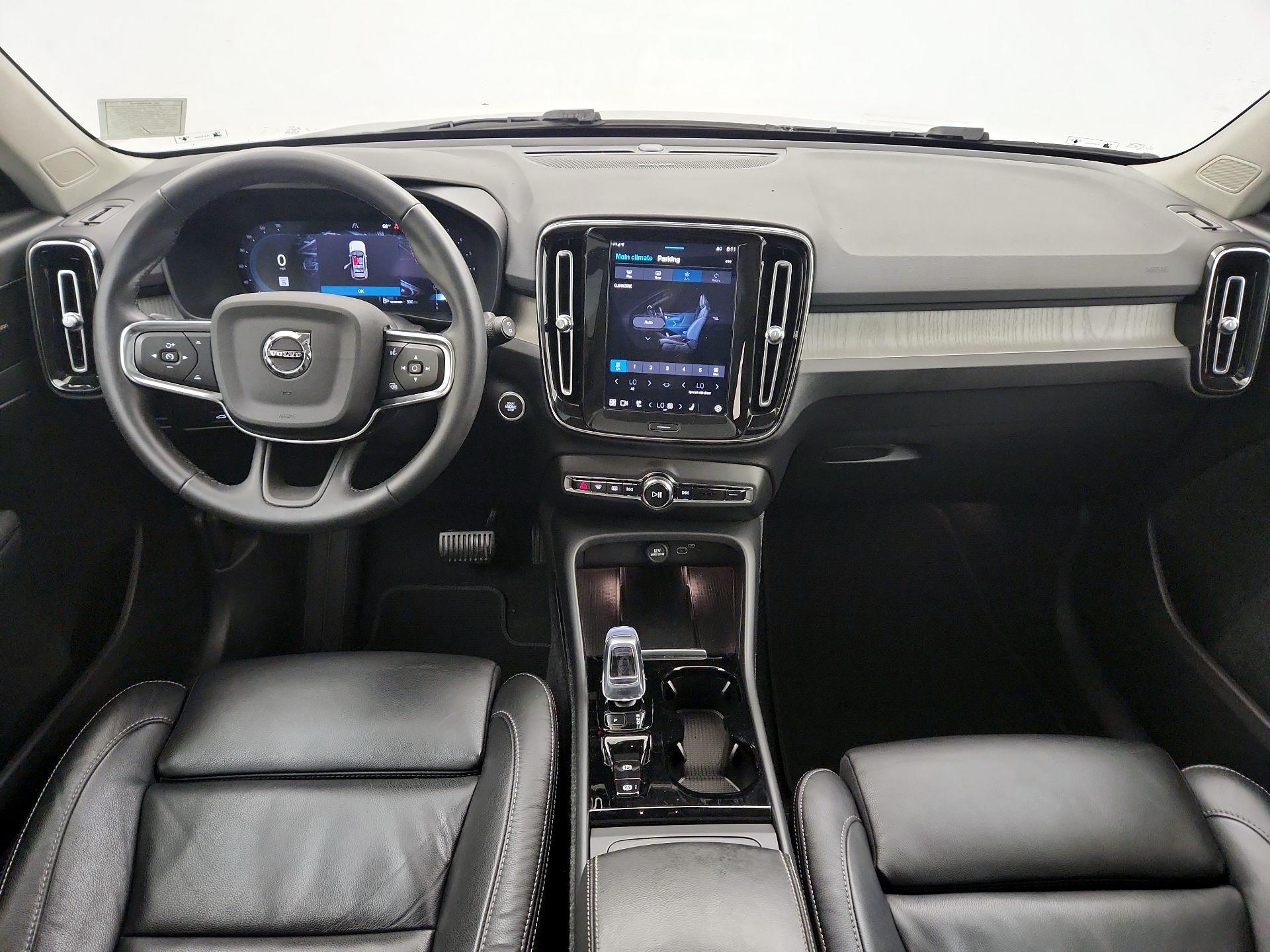 Thumbnail: 2023 Volvo XC40 - 9