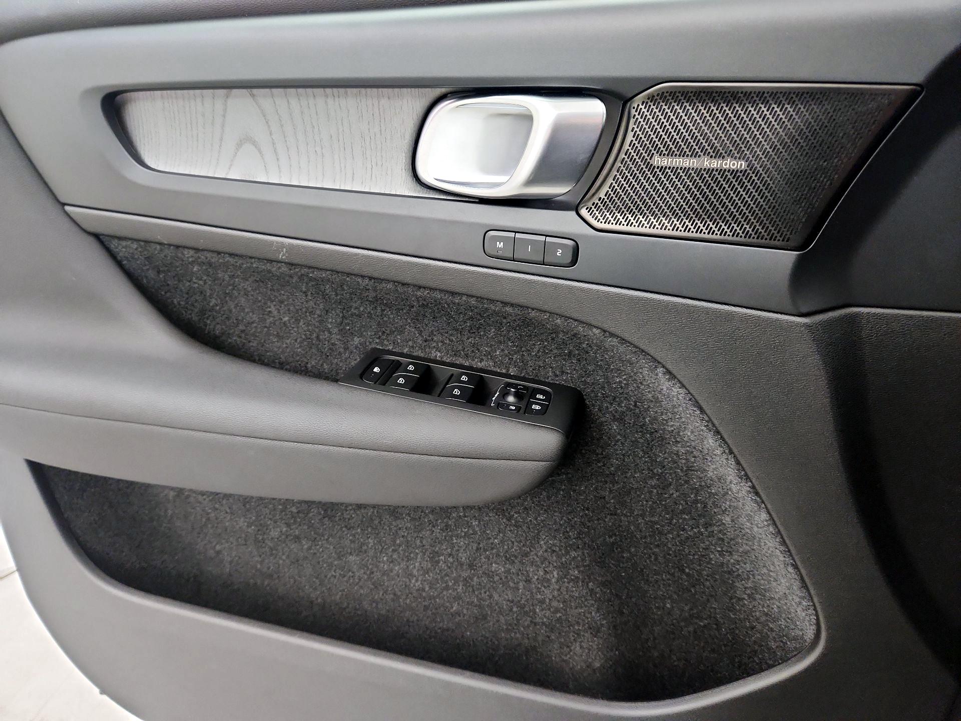 Thumbnail: 2023 Volvo XC40 - 12