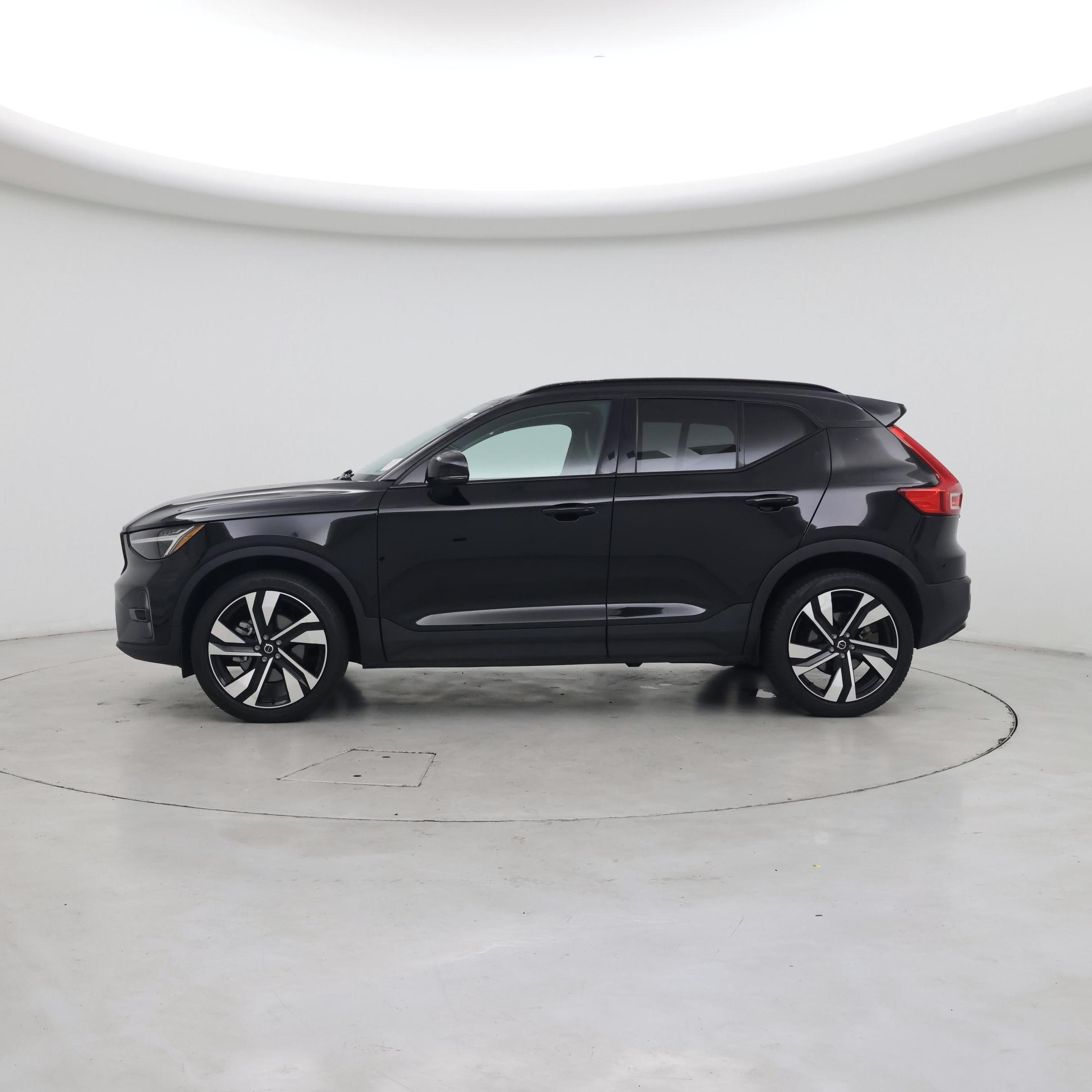 Thumbnail: 2023 Volvo XC40 - 3