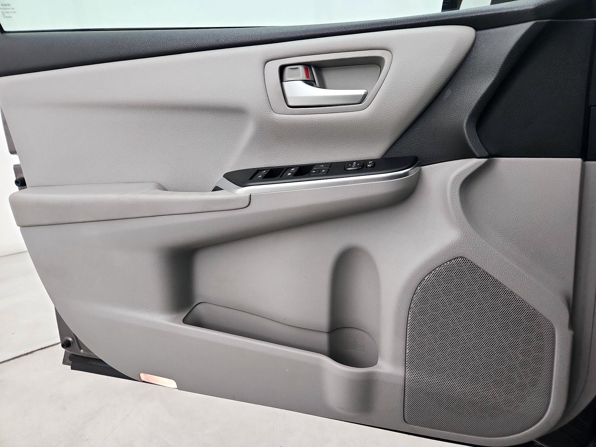 Thumbnail: 2016 Toyota Camry - 12