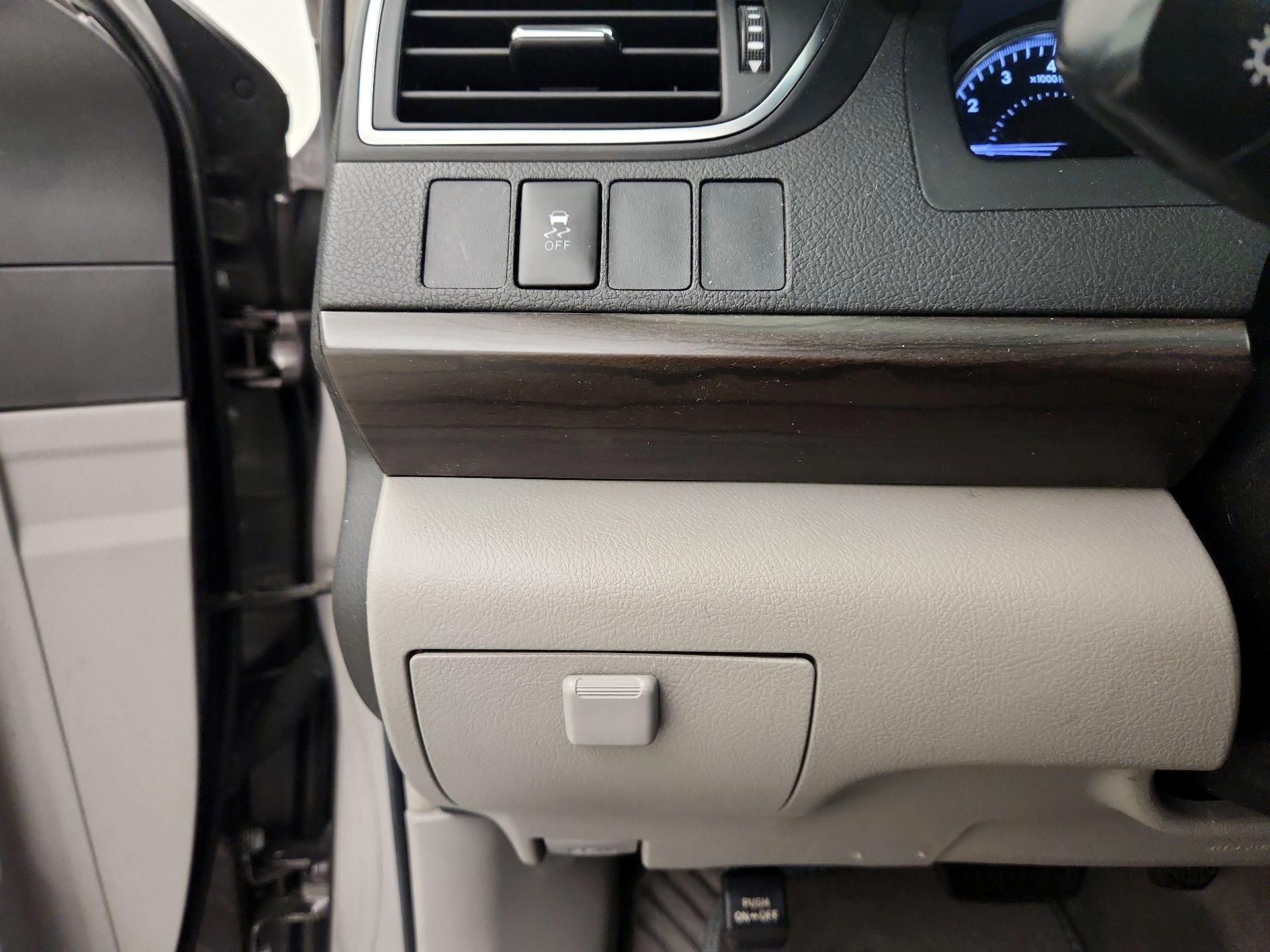 Thumbnail: 2016 Toyota Camry - 13
