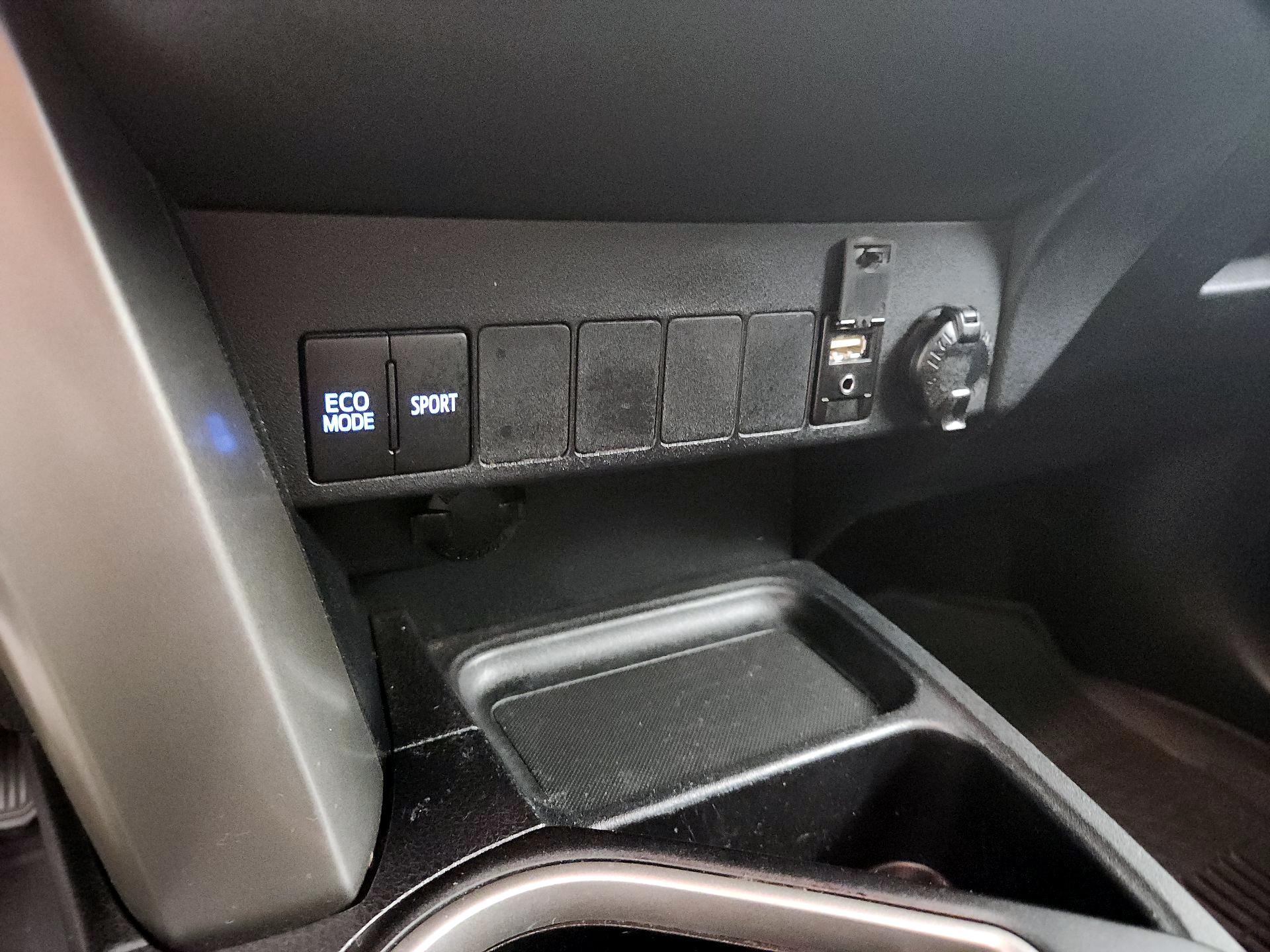 Thumbnail: 2017 Toyota RAV4 - 18