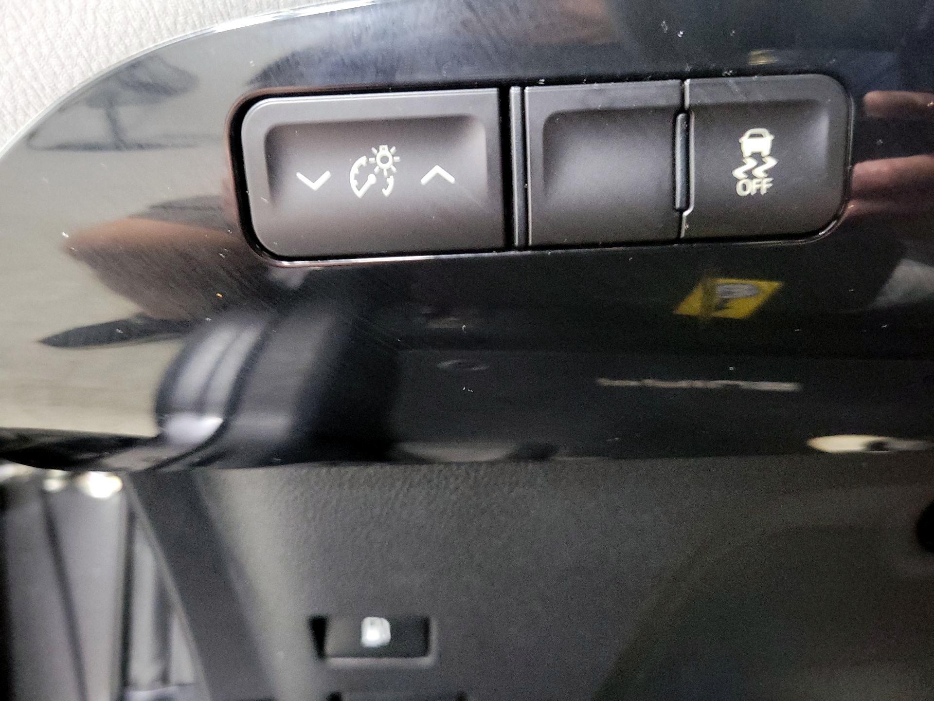 Thumbnail: 2016 Toyota Prius - 13