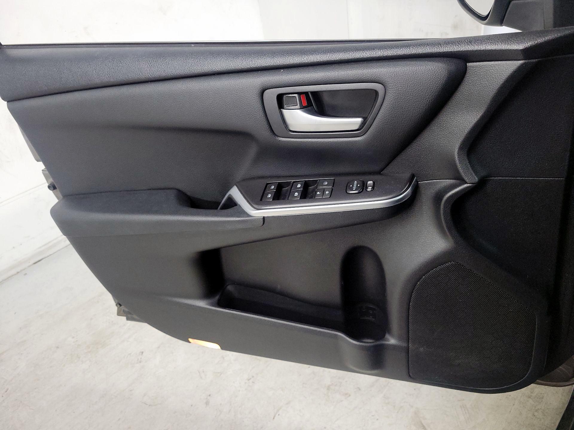 Thumbnail: 2015 Toyota Camry - 12