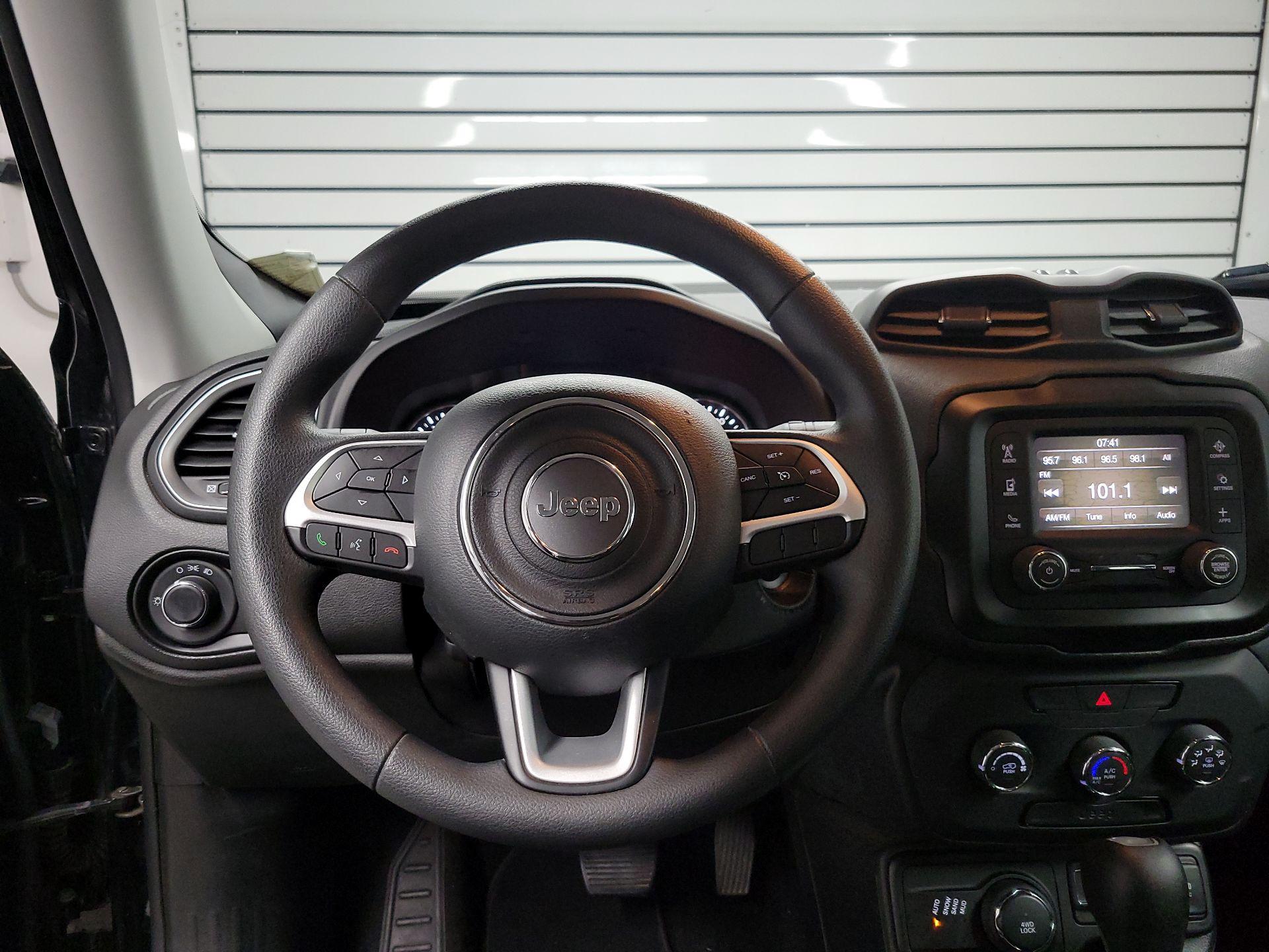 Thumbnail: 2018 Jeep Renegade - 10