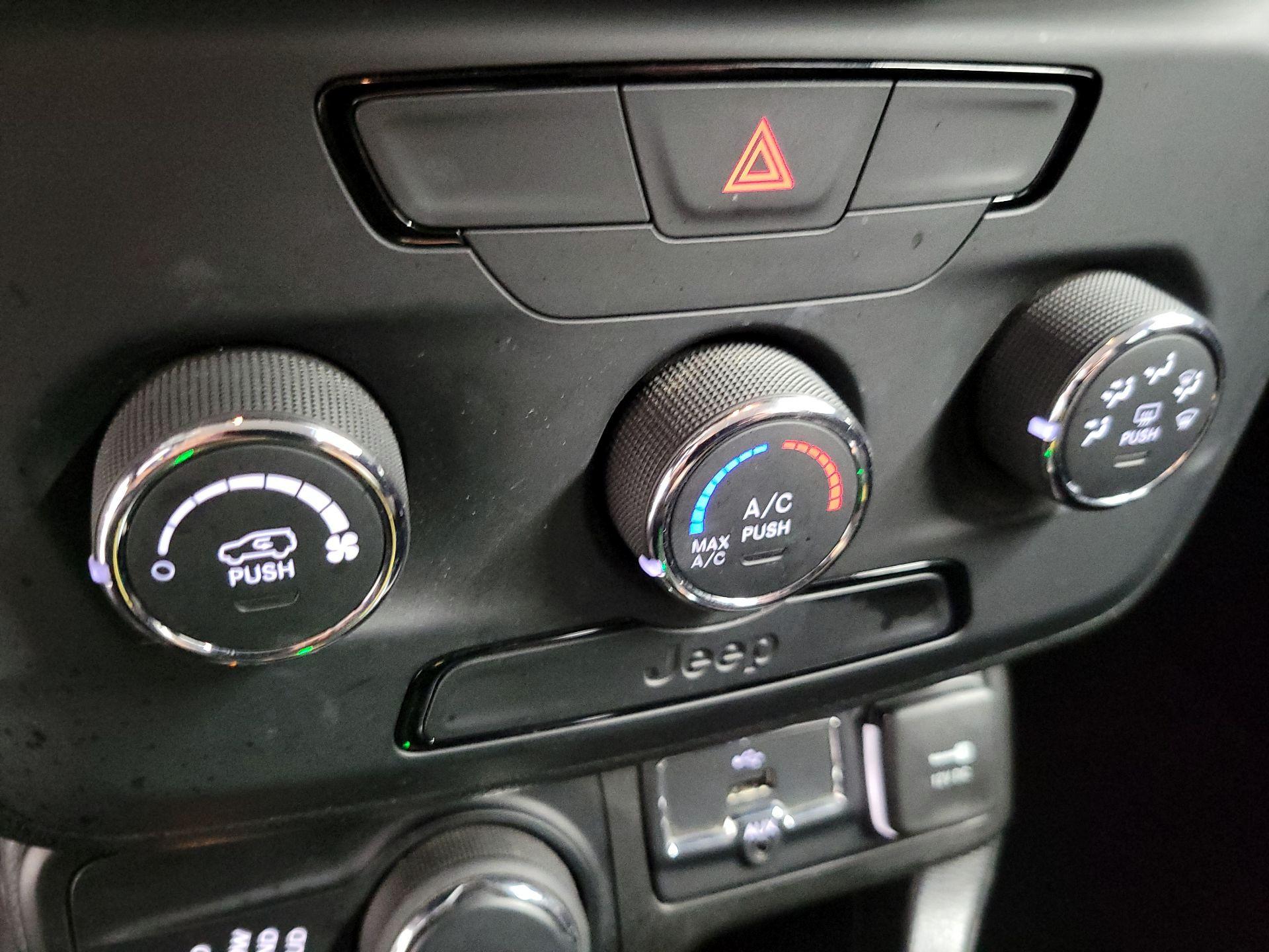 Thumbnail: 2018 Jeep Renegade - 16