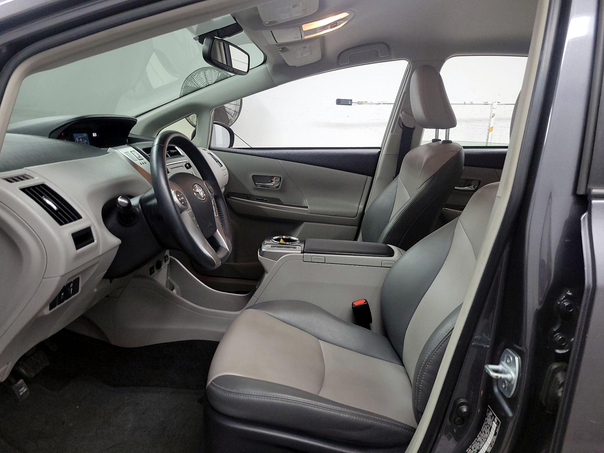 Thumbnail: 2015 Toyota Prius v - 11