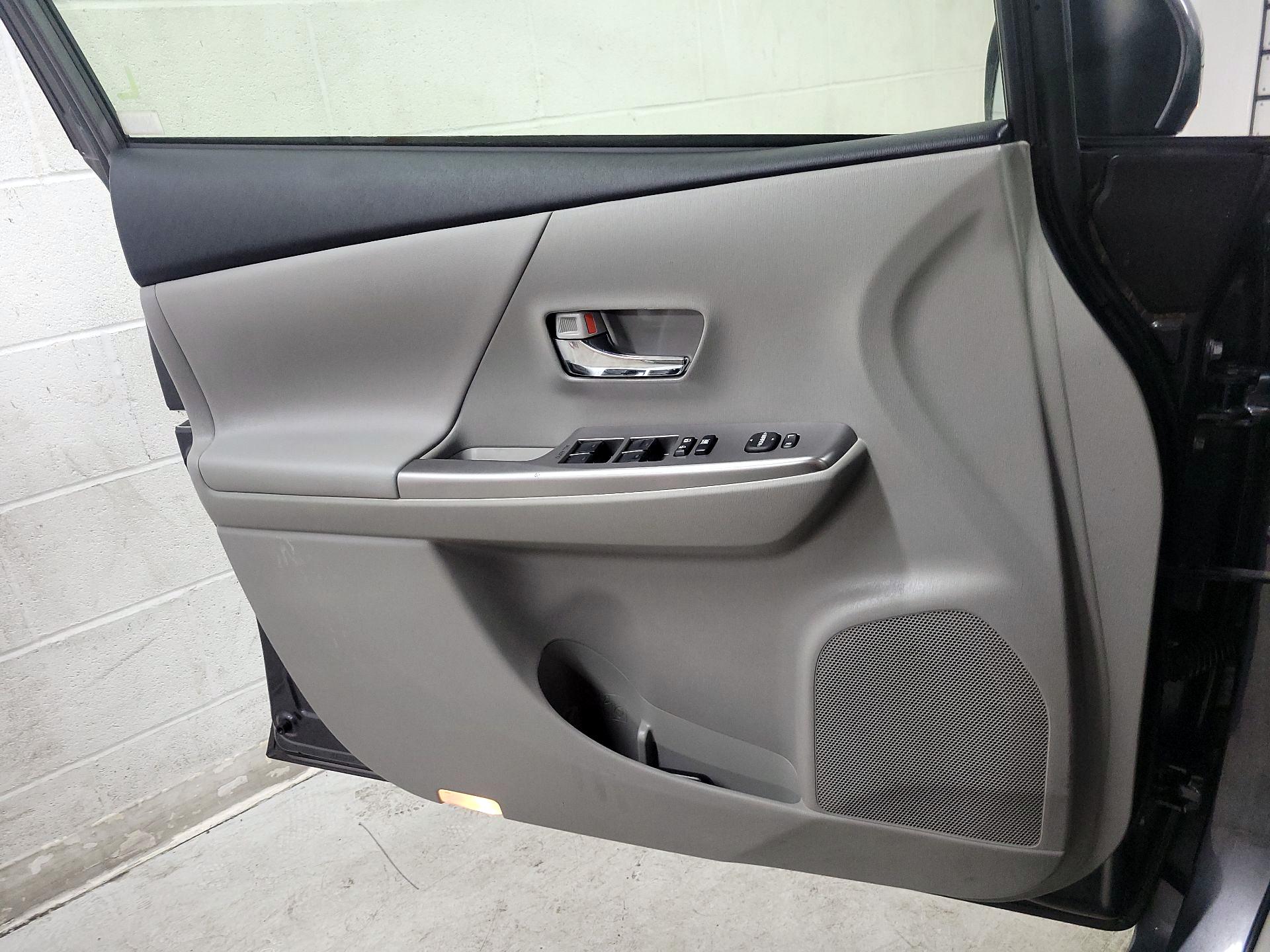 Thumbnail: 2015 Toyota Prius v - 12