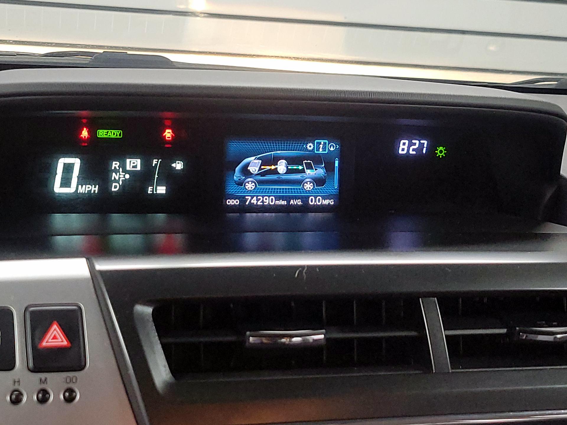 Thumbnail: 2015 Toyota Prius v - 14