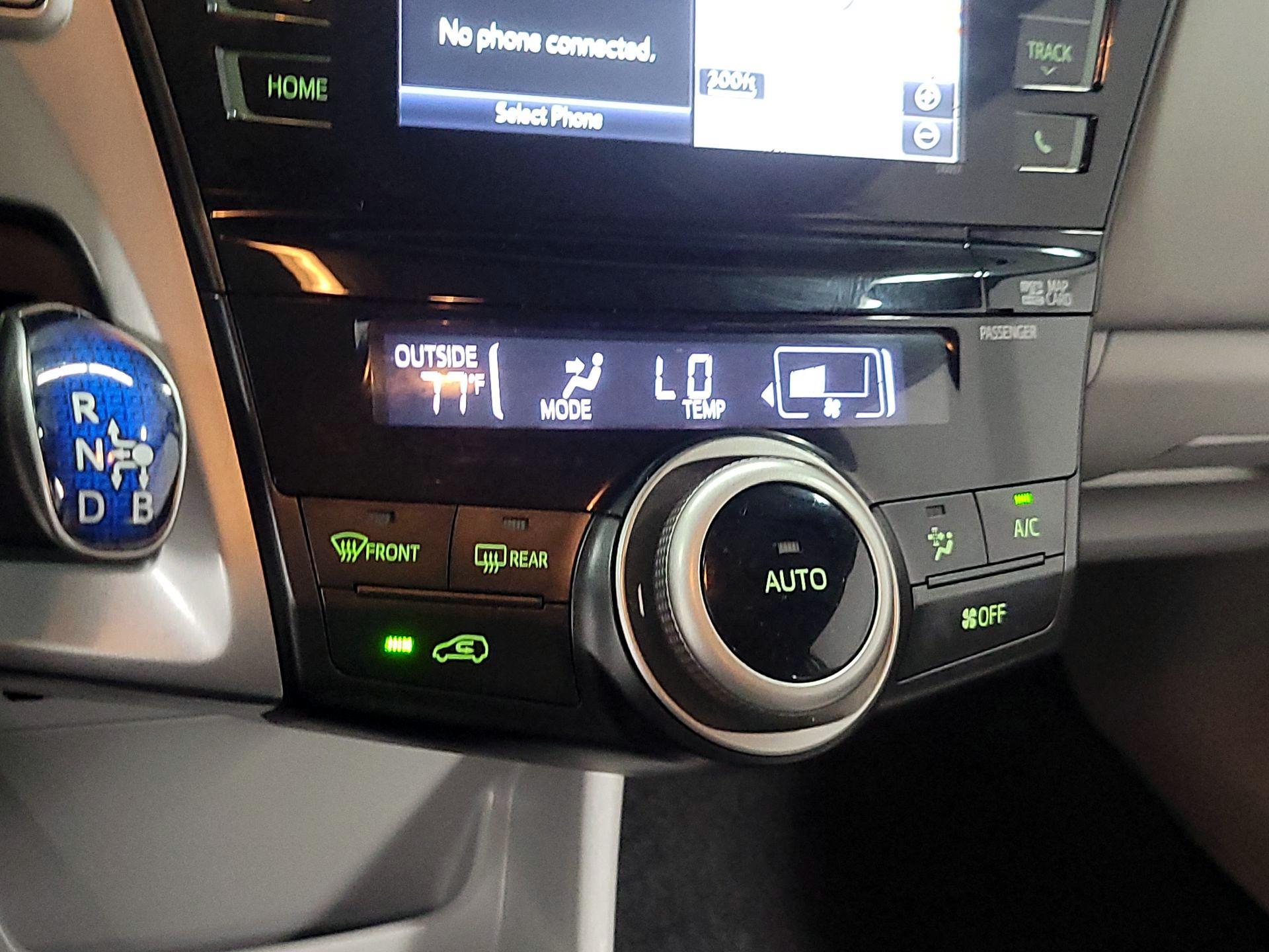 Thumbnail: 2015 Toyota Prius v - 15