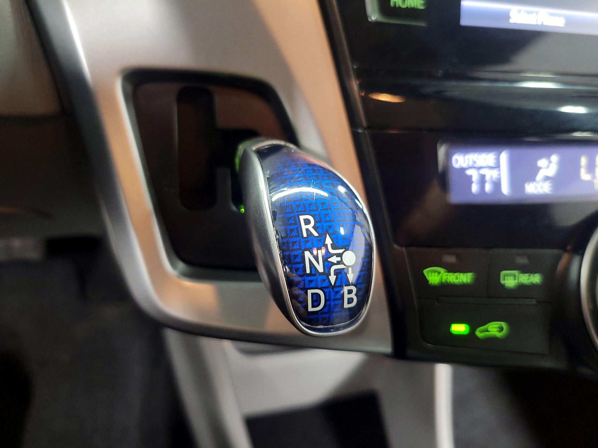 Thumbnail: 2015 Toyota Prius v - 16