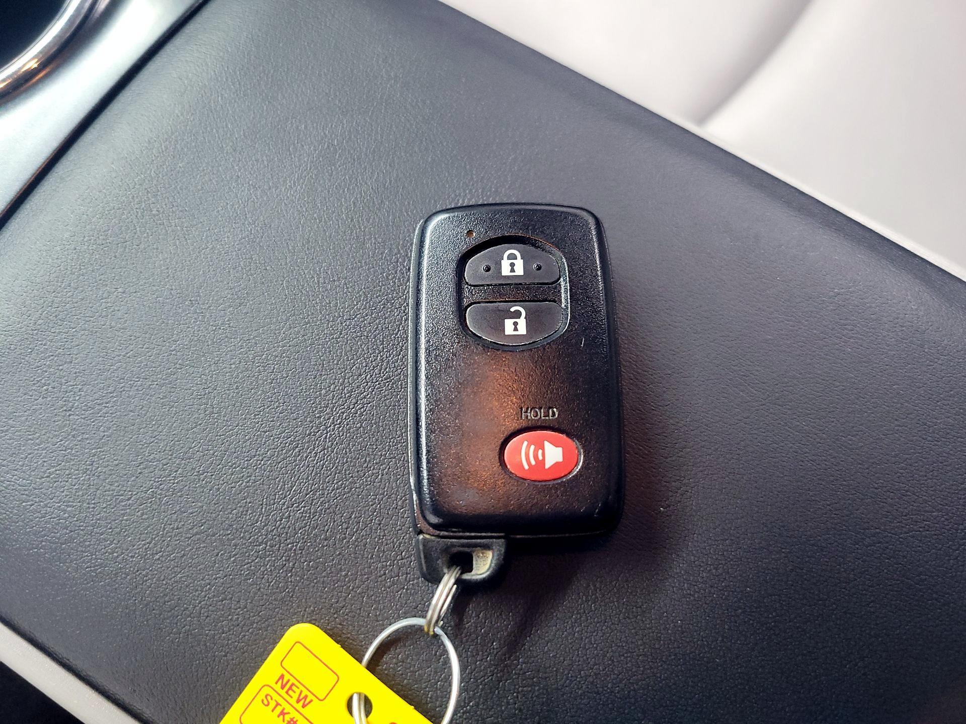 Thumbnail: 2015 Toyota Prius v - 20