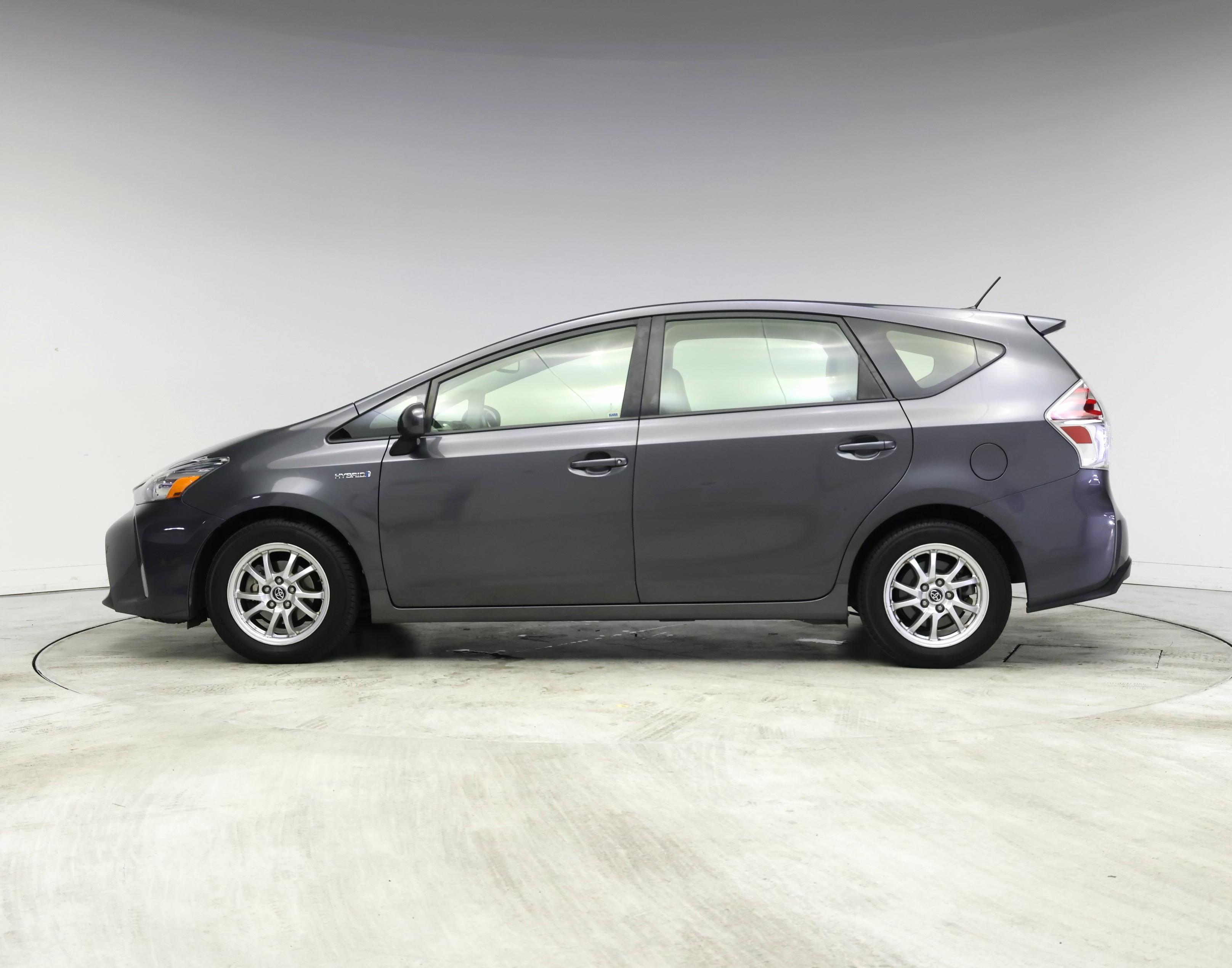 Thumbnail: 2015 Toyota Prius v - 3