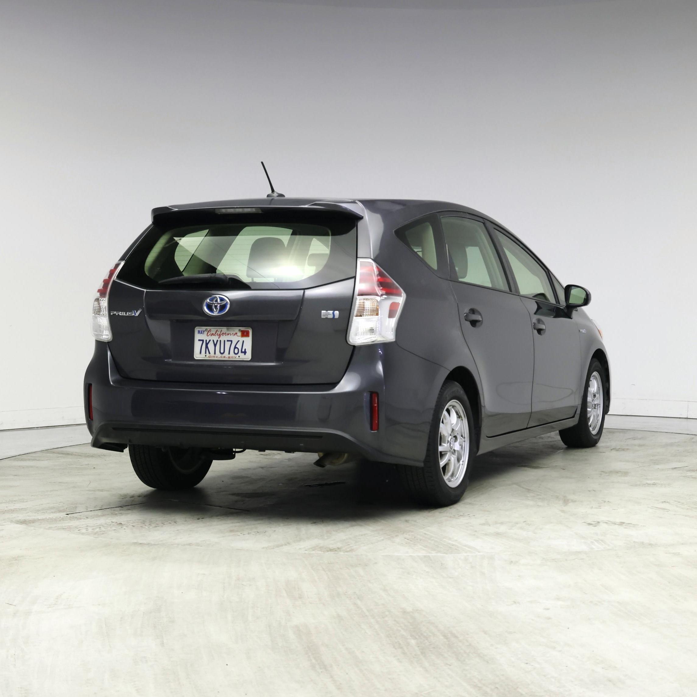 Thumbnail: 2015 Toyota Prius v - 8