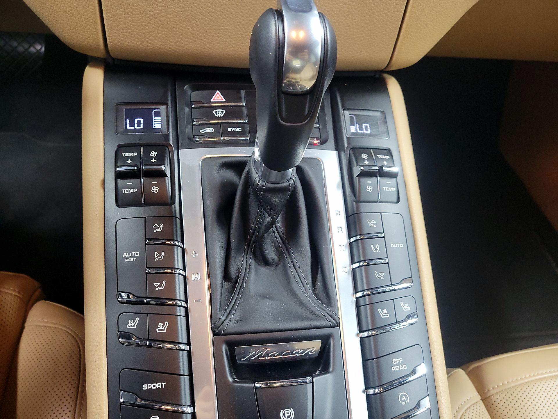 Thumbnail: 2016 Porsche Macan - 17