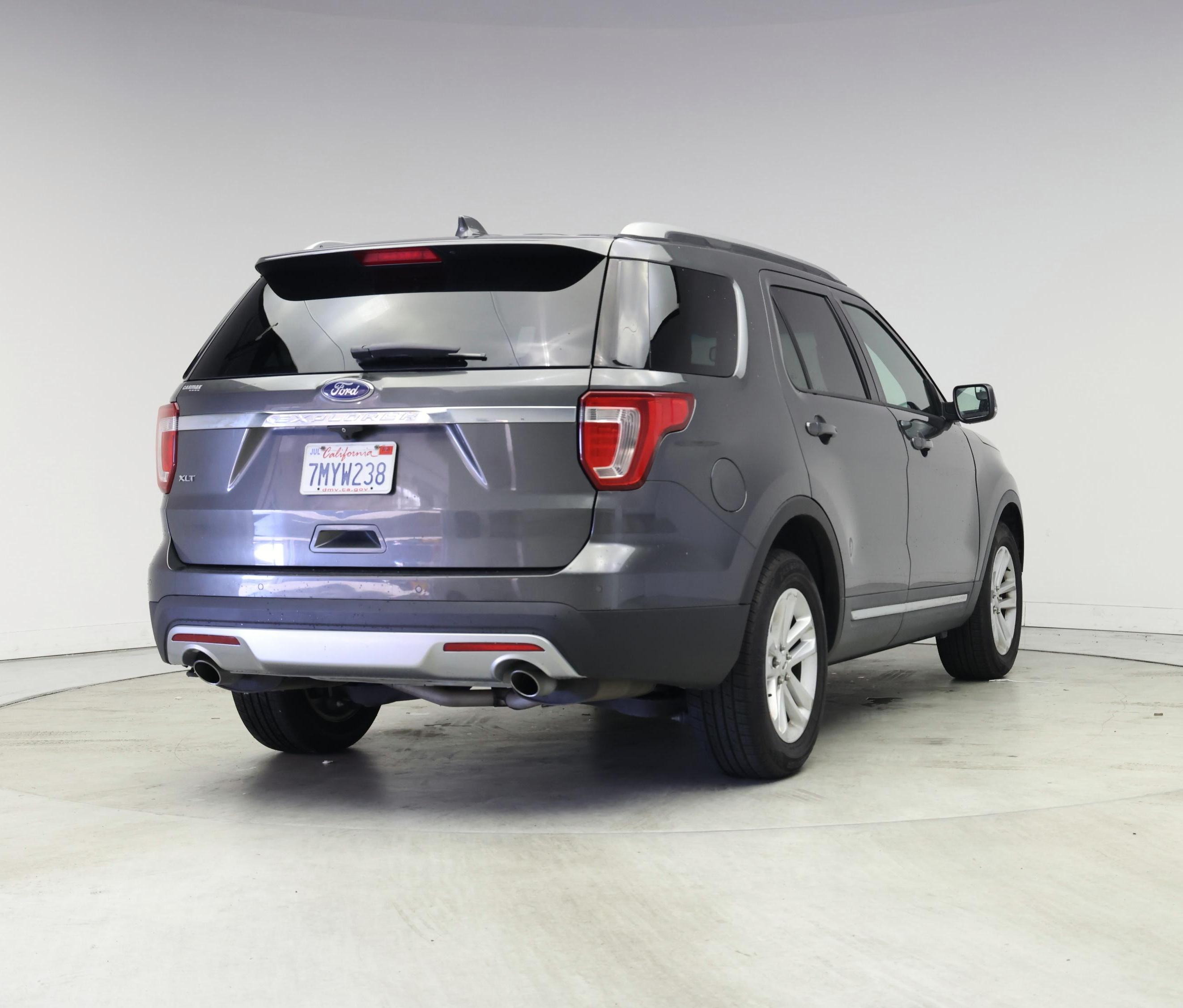 Thumbnail: 2016 Ford Explorer - 8