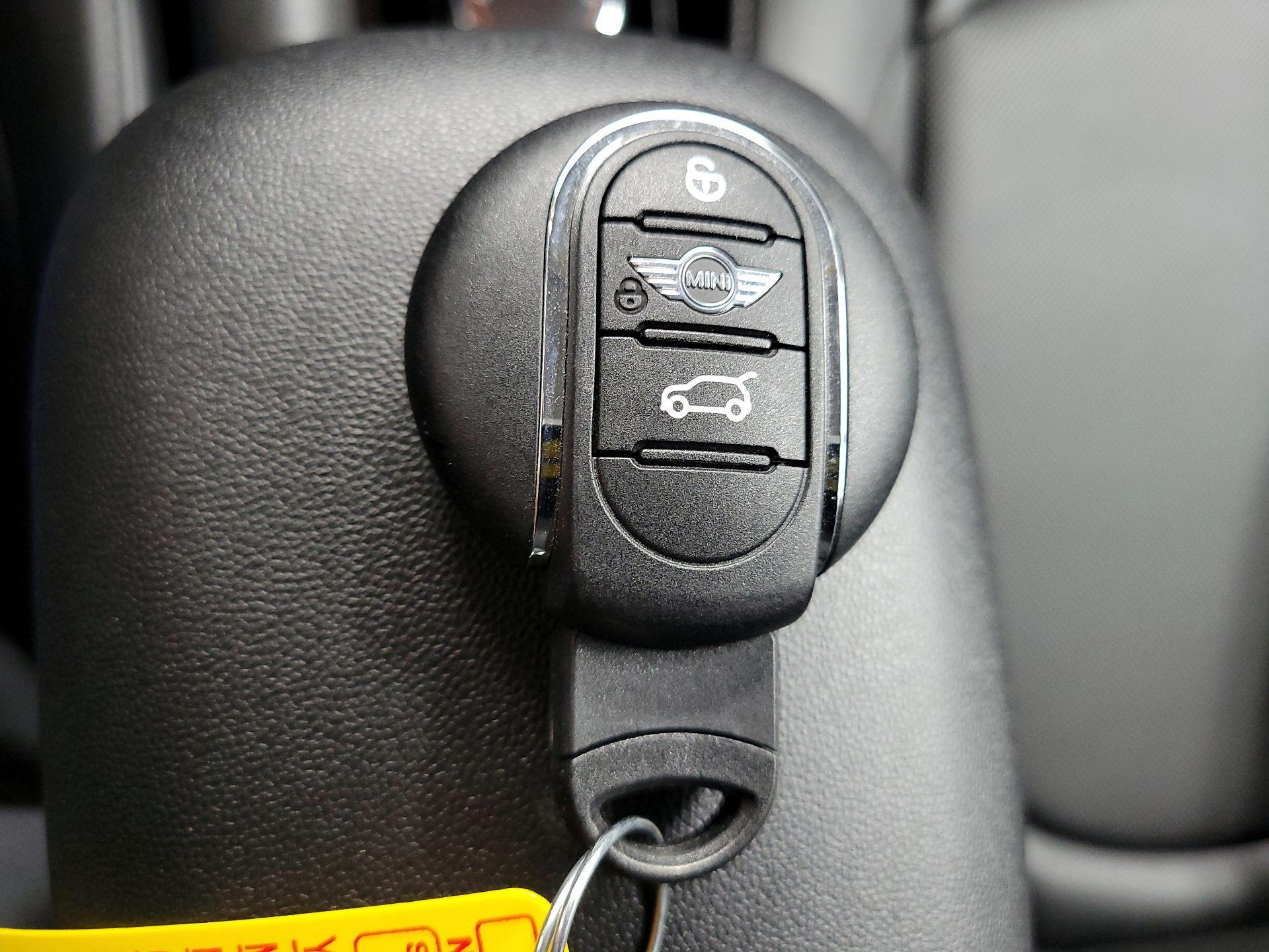 Thumbnail: 2017 MINI Cooper Hardtop - 19