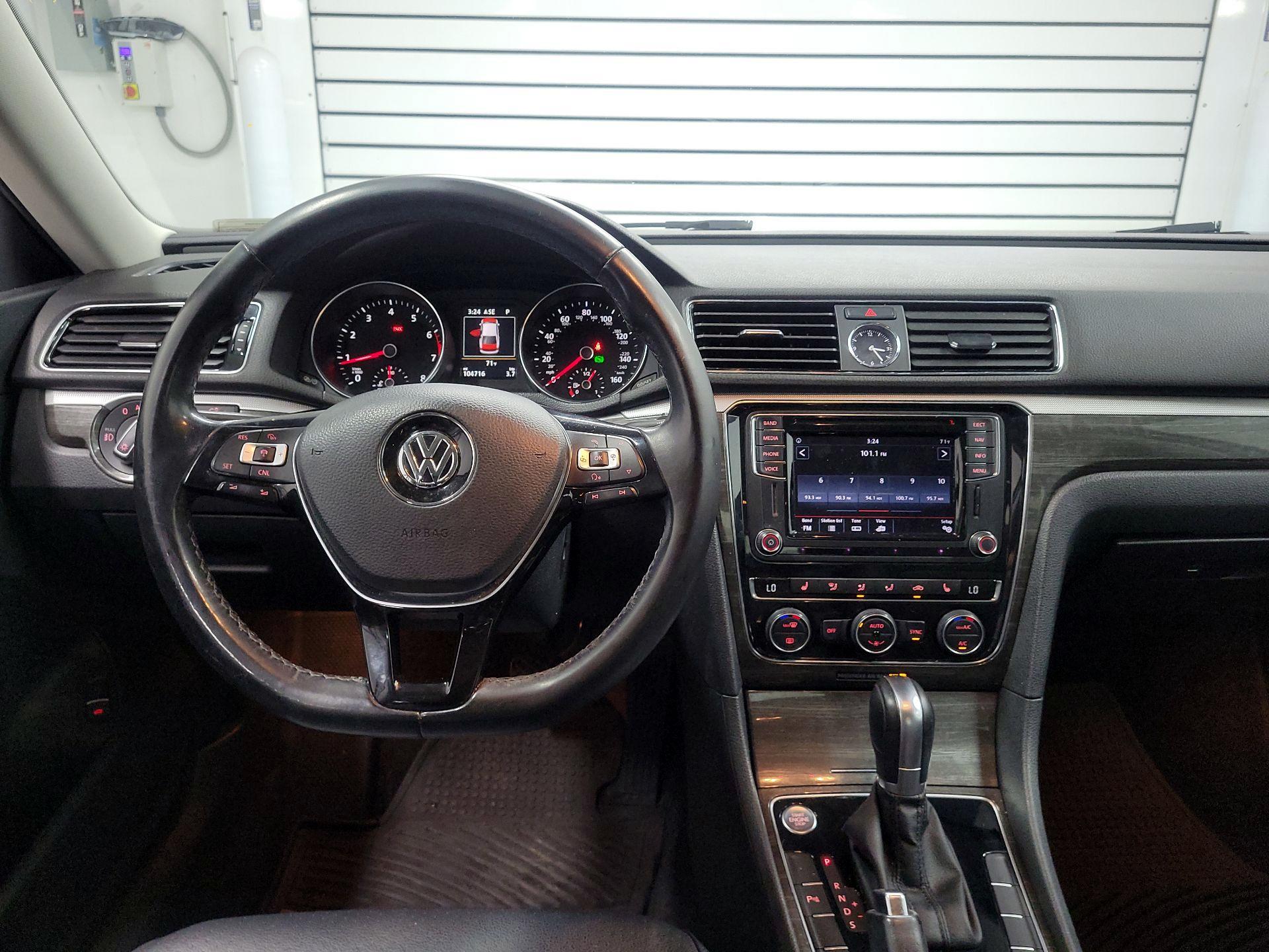 Thumbnail: 2017 Volkswagen Passat - 9