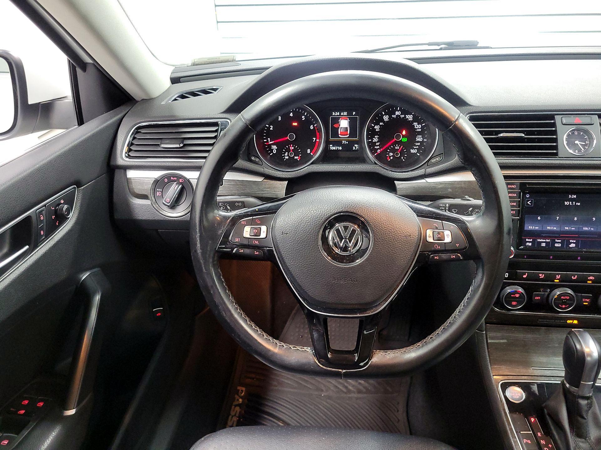 Thumbnail: 2017 Volkswagen Passat - 10