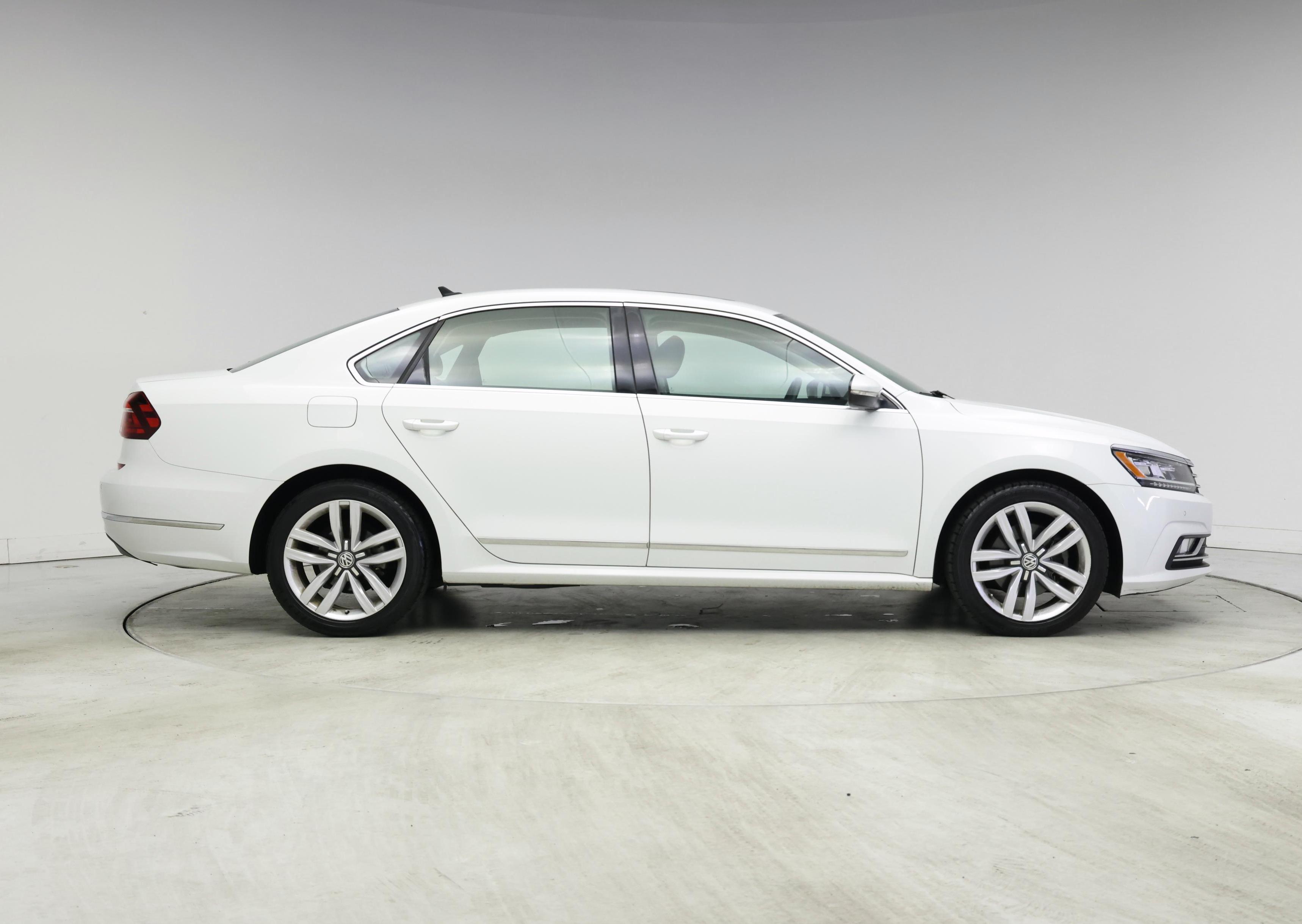 Thumbnail: 2017 Volkswagen Passat - 7