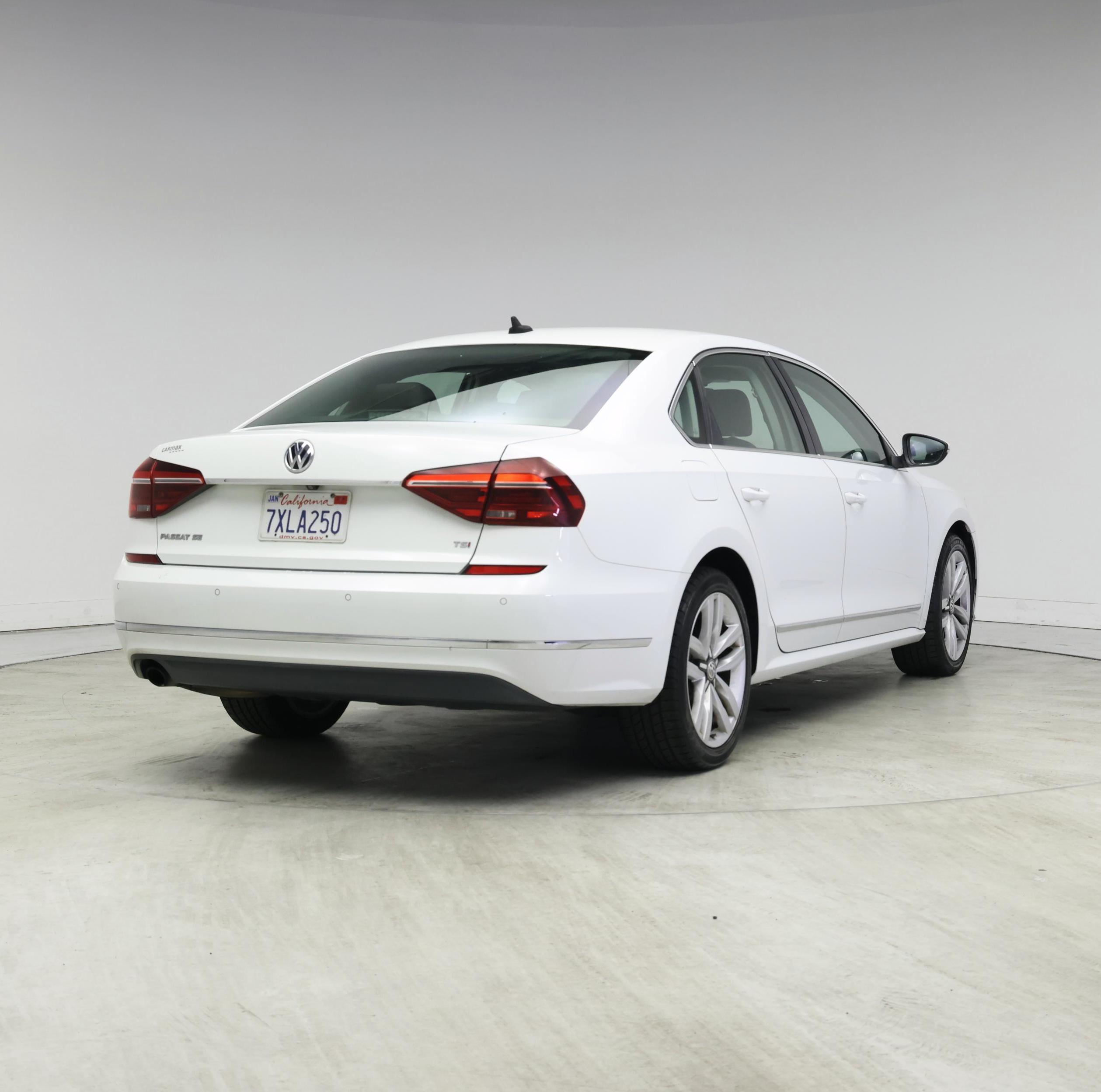 Thumbnail: 2017 Volkswagen Passat - 8